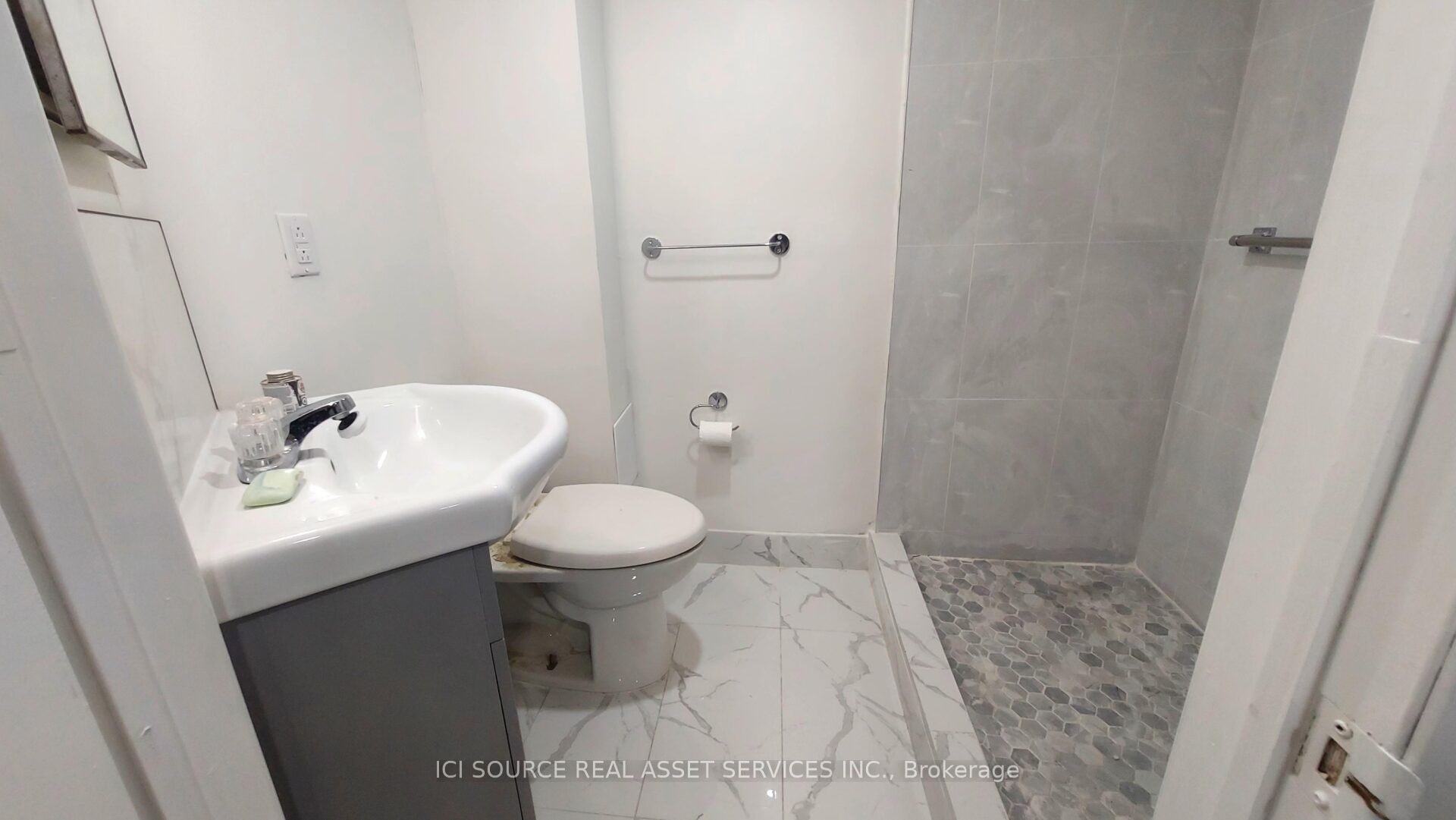 2769 Willowmore Way Lower Property Photo 8