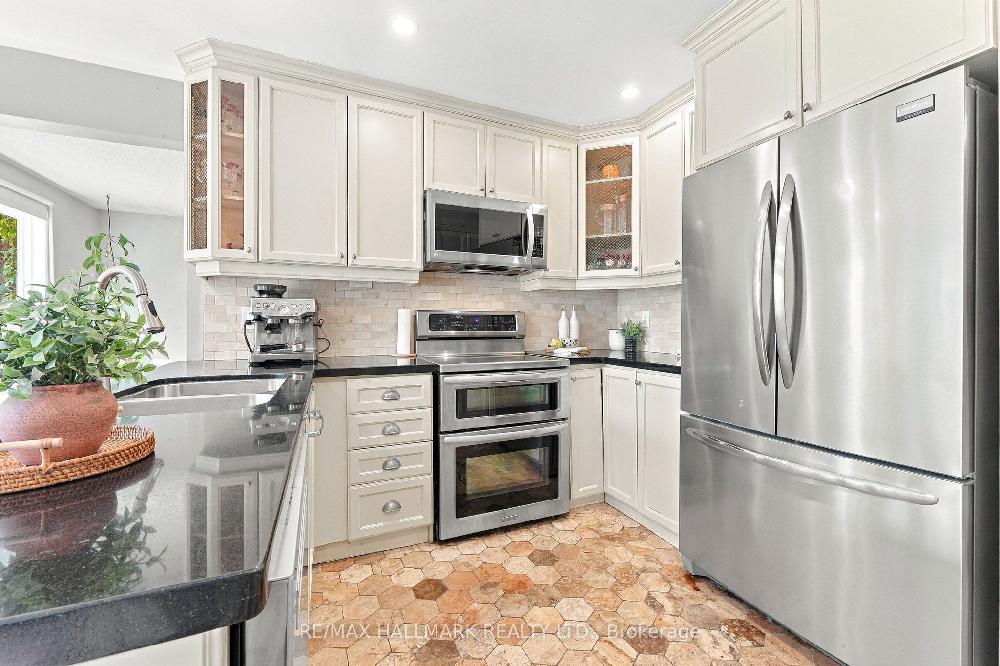 1246 Winterbourne Drive Property Photo 8
