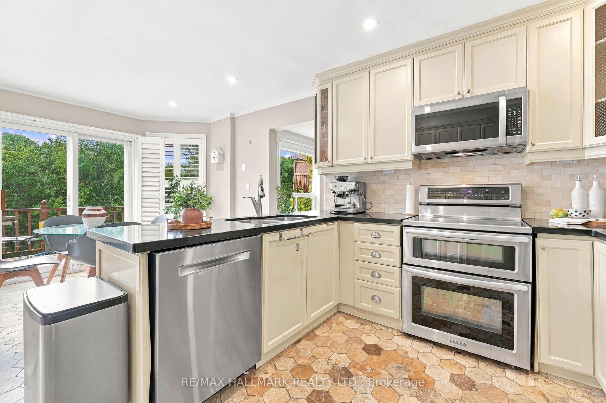 1246 Winterbourne Drive Property Photo 9