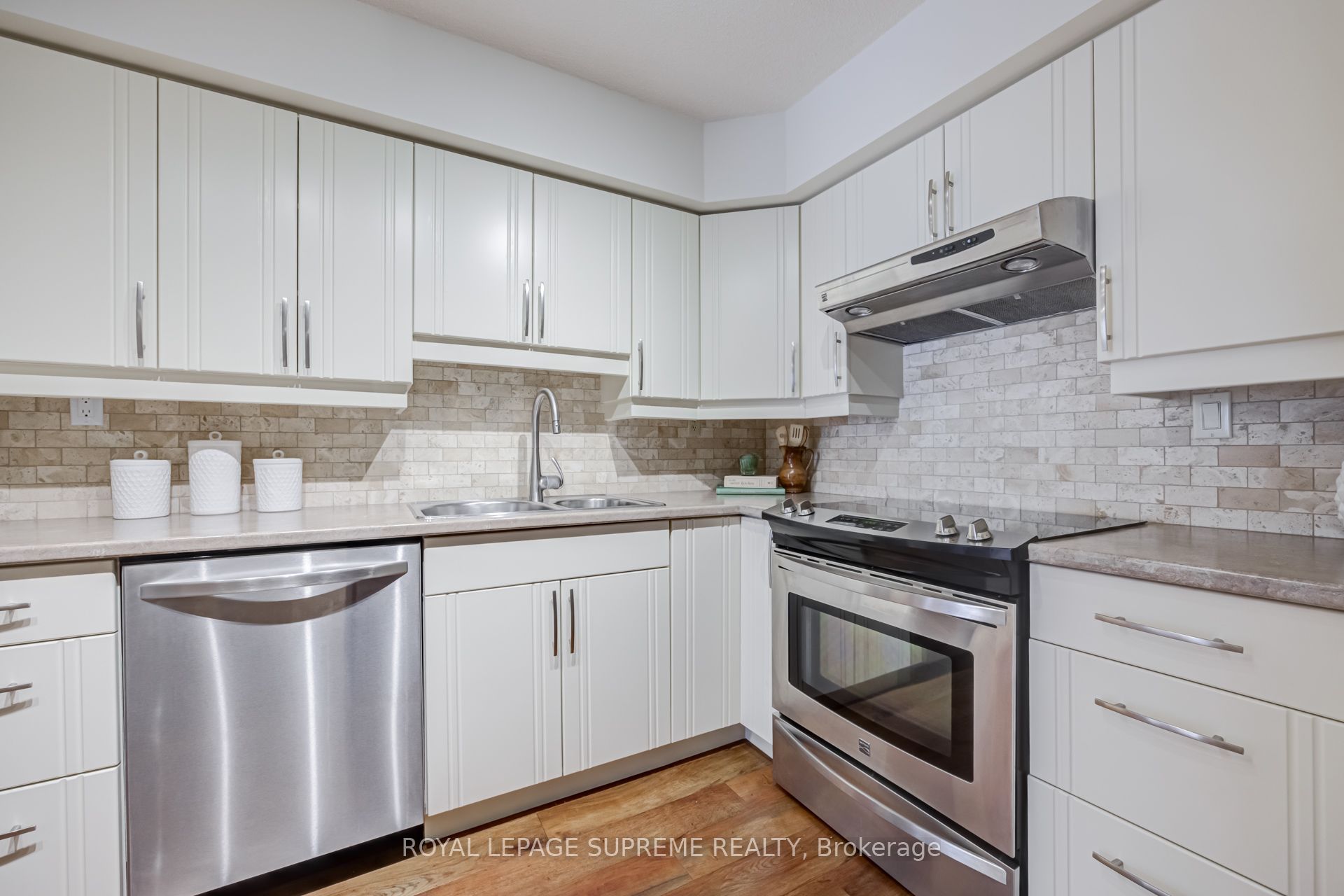 221 Robinson Street E 204 Property Photo 9