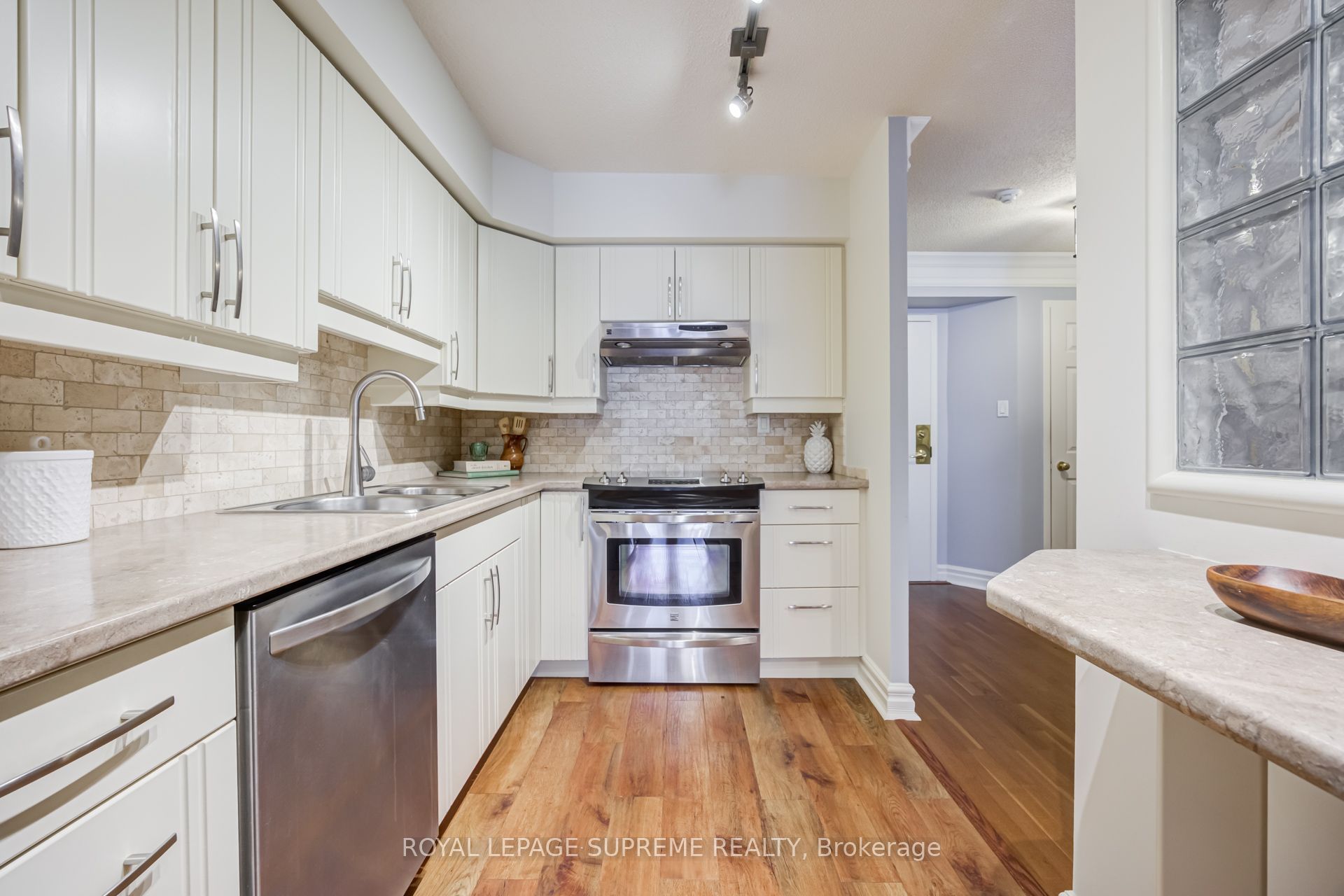 221 Robinson Street E 204 Property Photo 11
