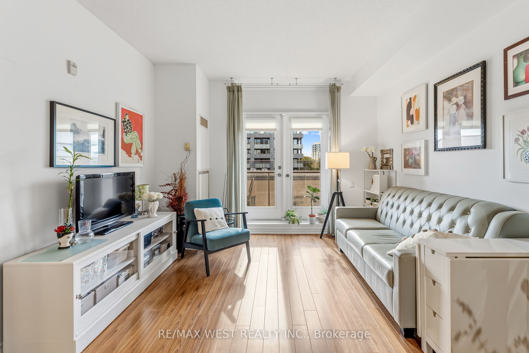 4196 Dundas Street W 402
