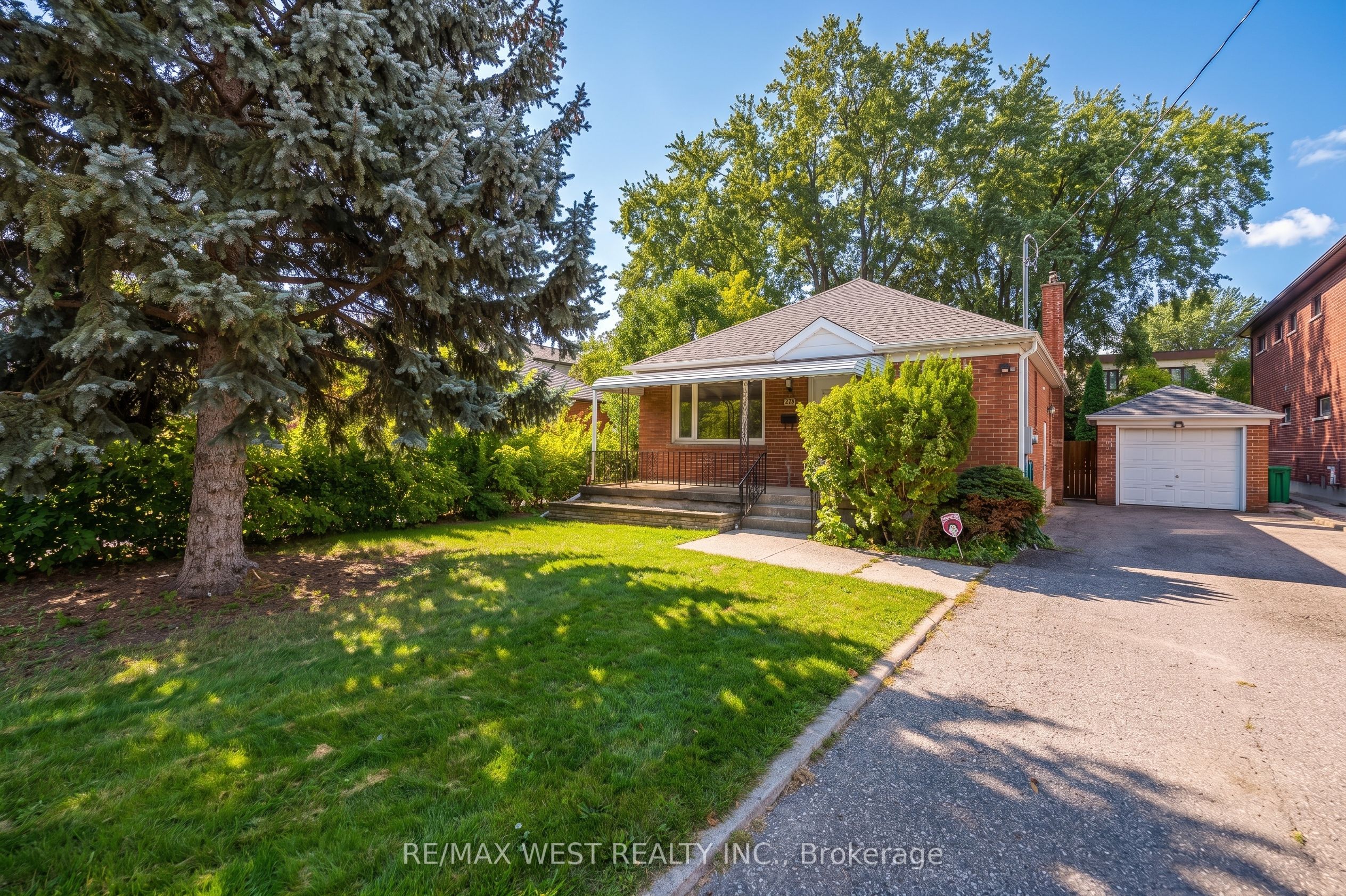 32 Pine Avenue N Property Photo 1