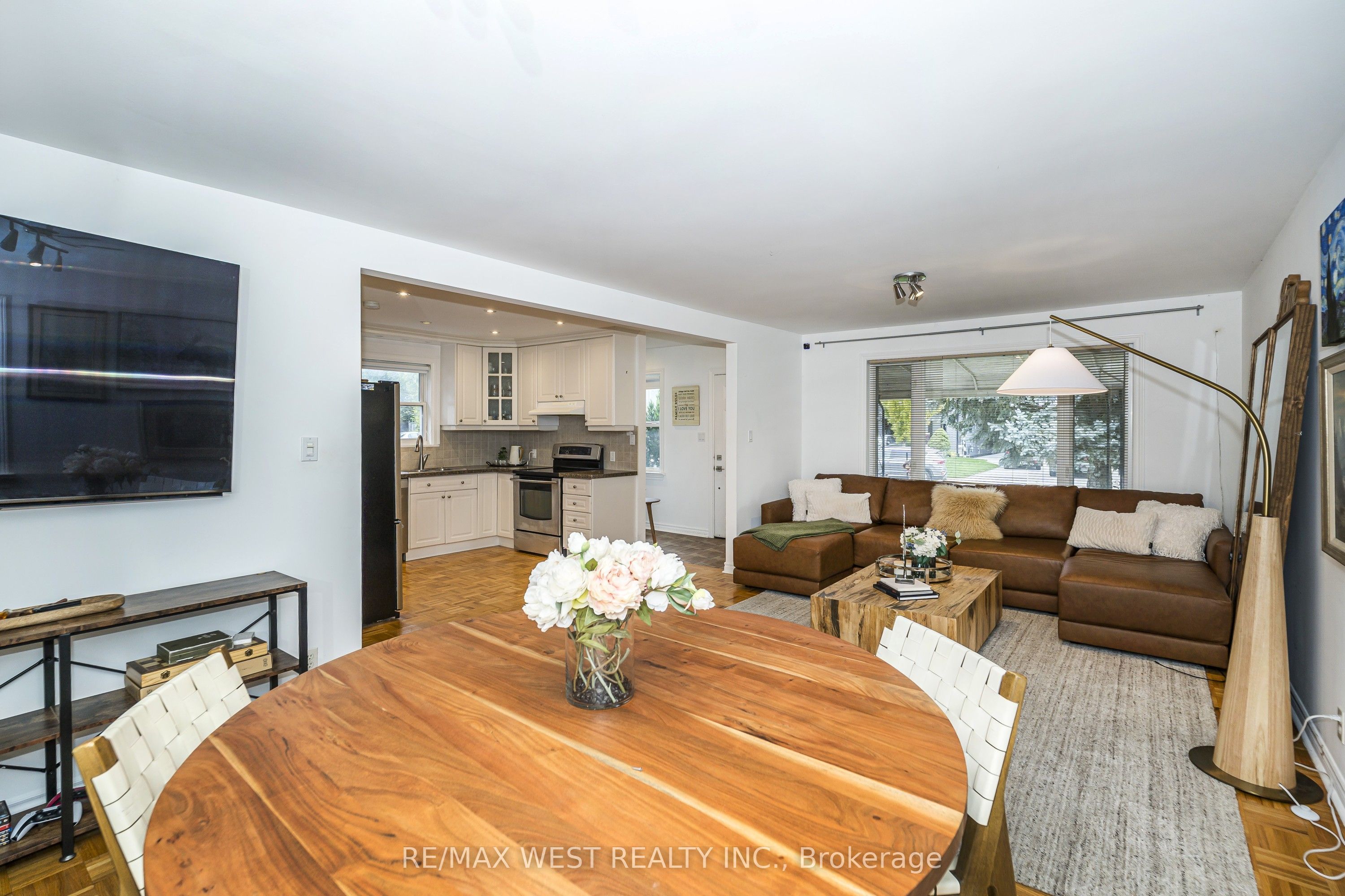 32 Pine Avenue N Property Photo 7