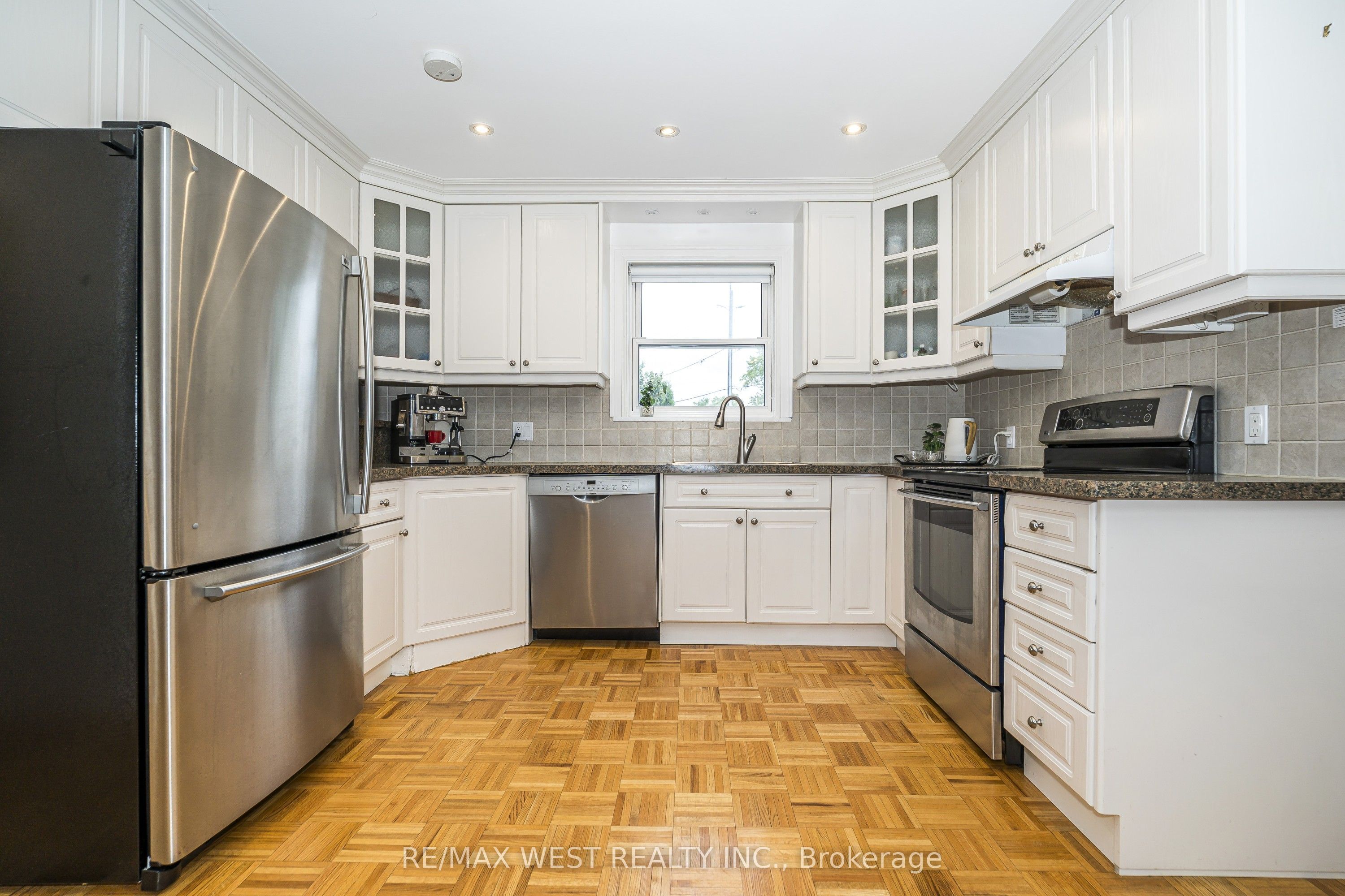 32 Pine Avenue N Property Photo 9