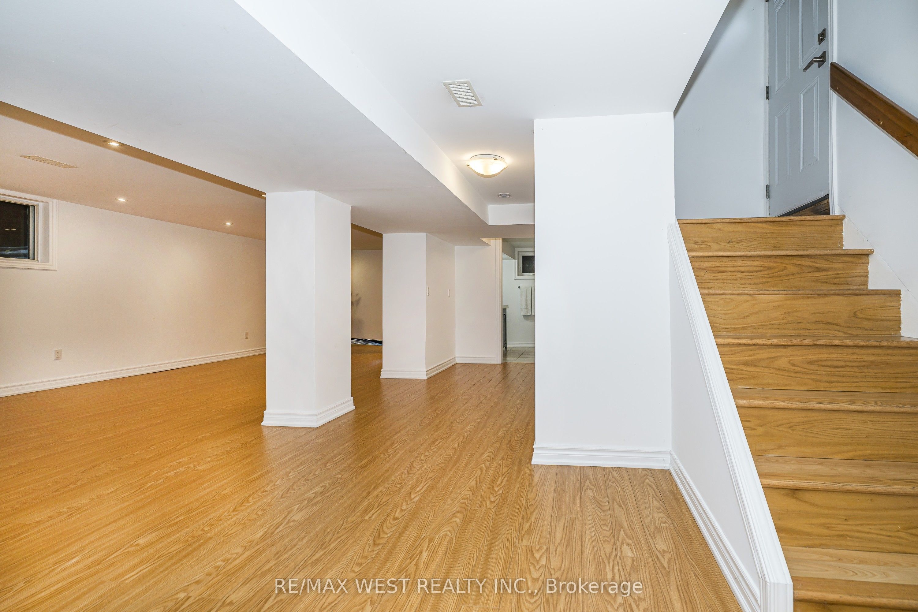 32 Pine Avenue N Property Photo 22