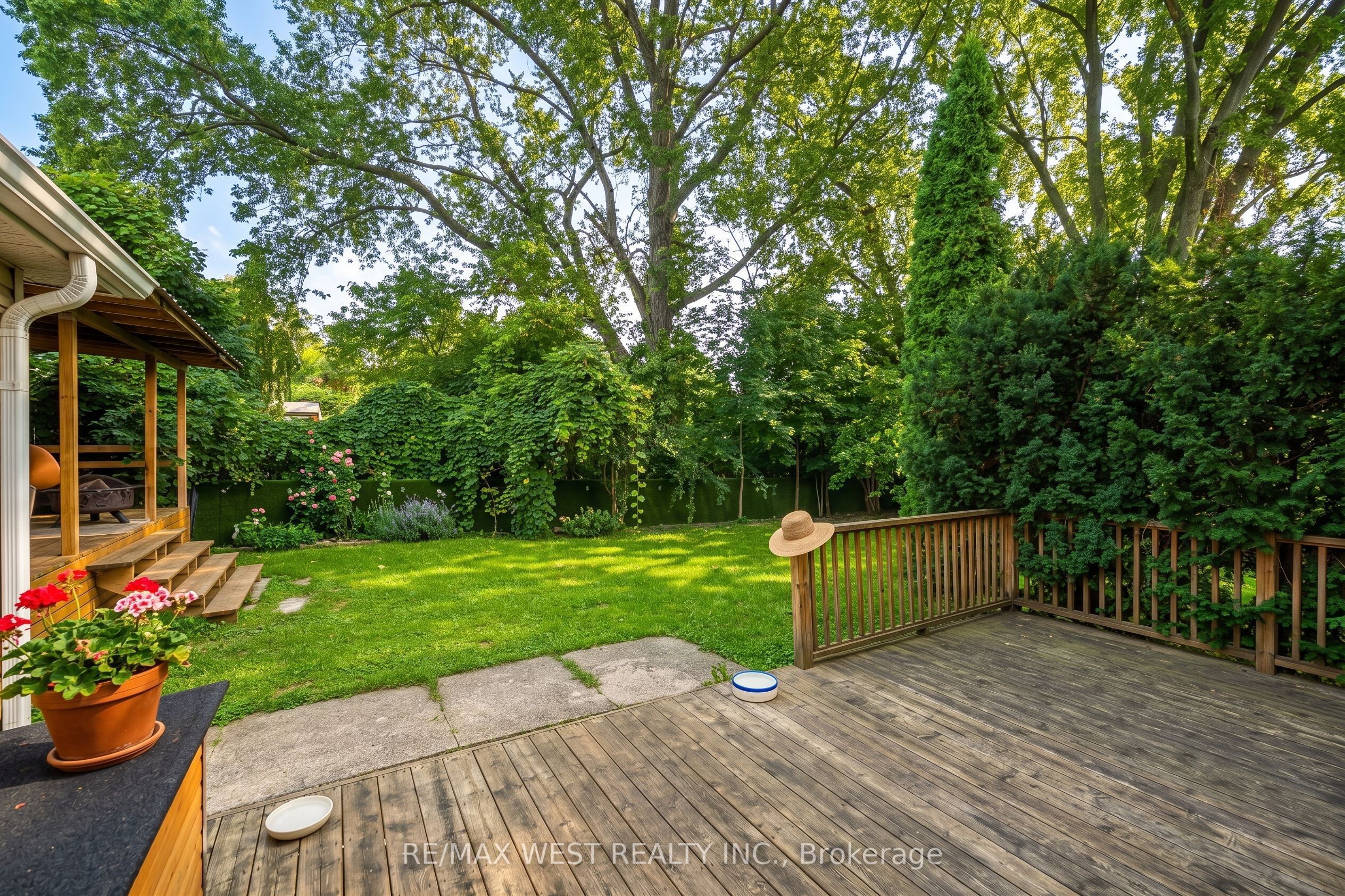 32 Pine Avenue N Property Photo 28