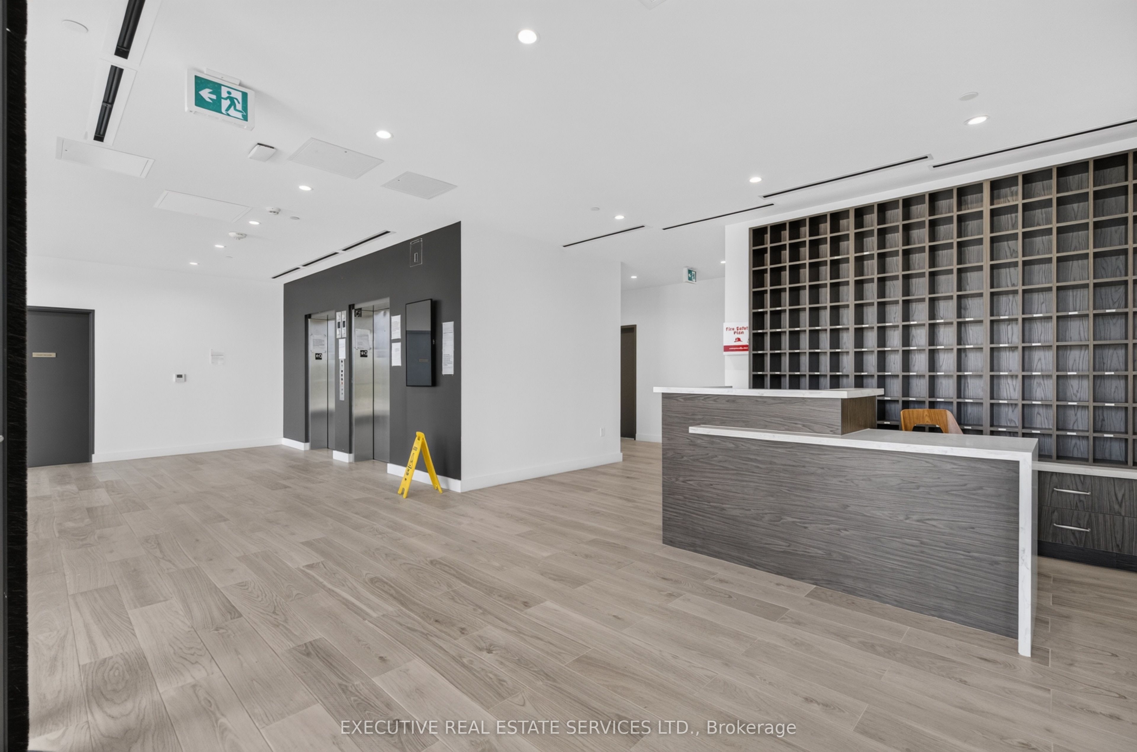 996 Martin Grove Road 405 Property Photo 12