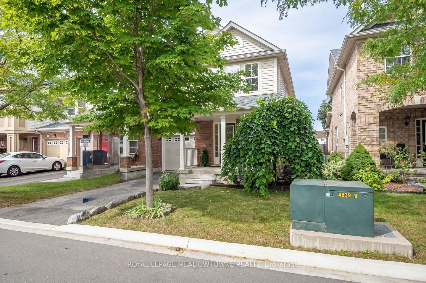1147 Riddell Crescent Property Photo 2