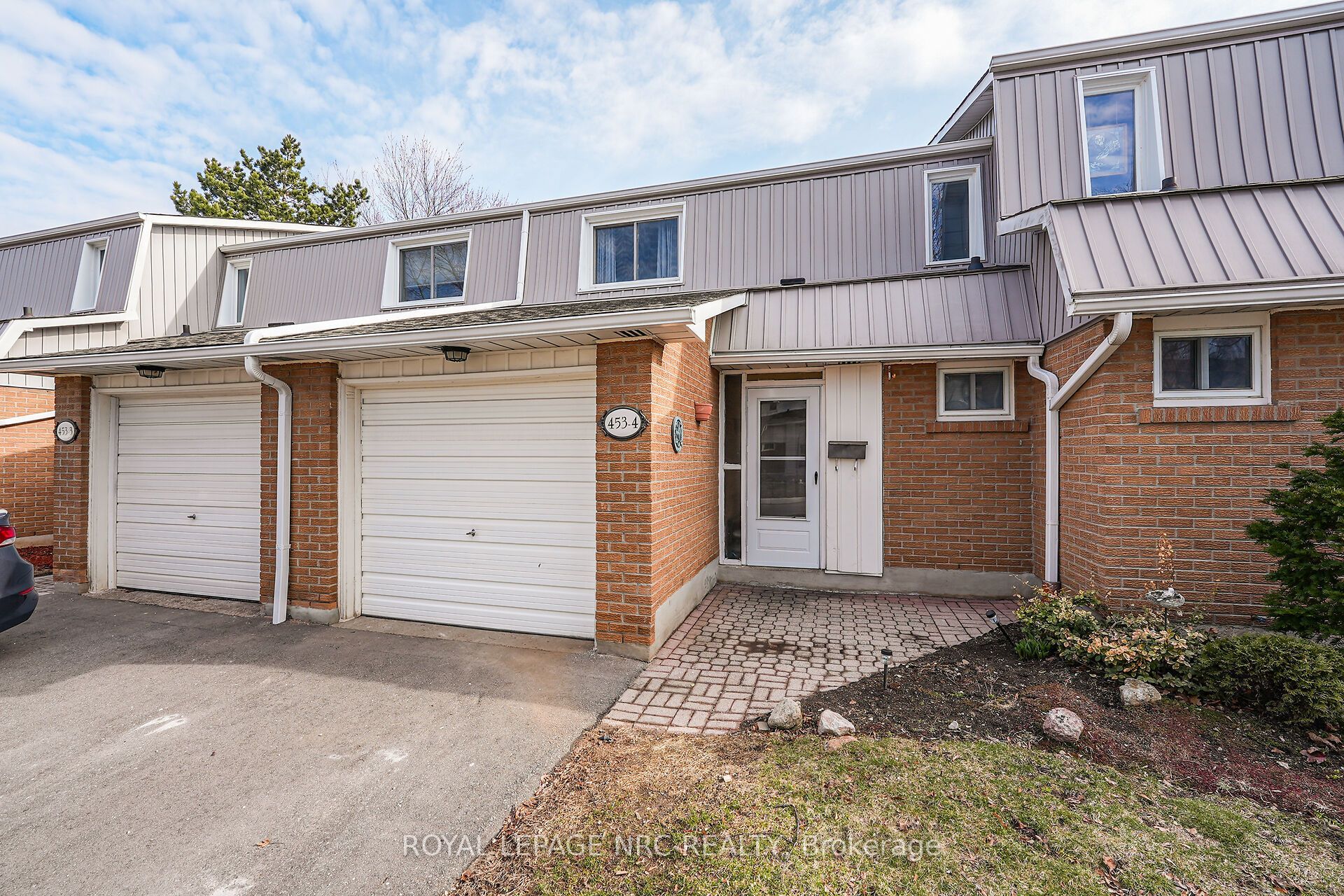 453 Woodview Road 4 Property Photo 1
