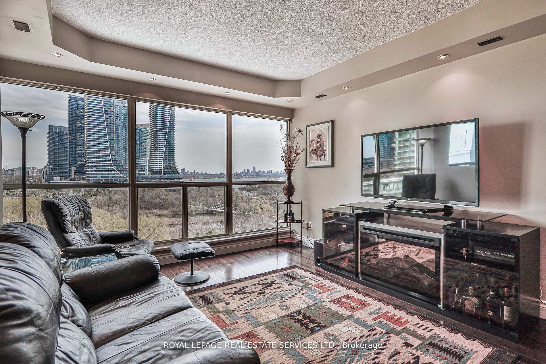 2261 Lake Shore Boulevard W 1010 Property Photo 3
