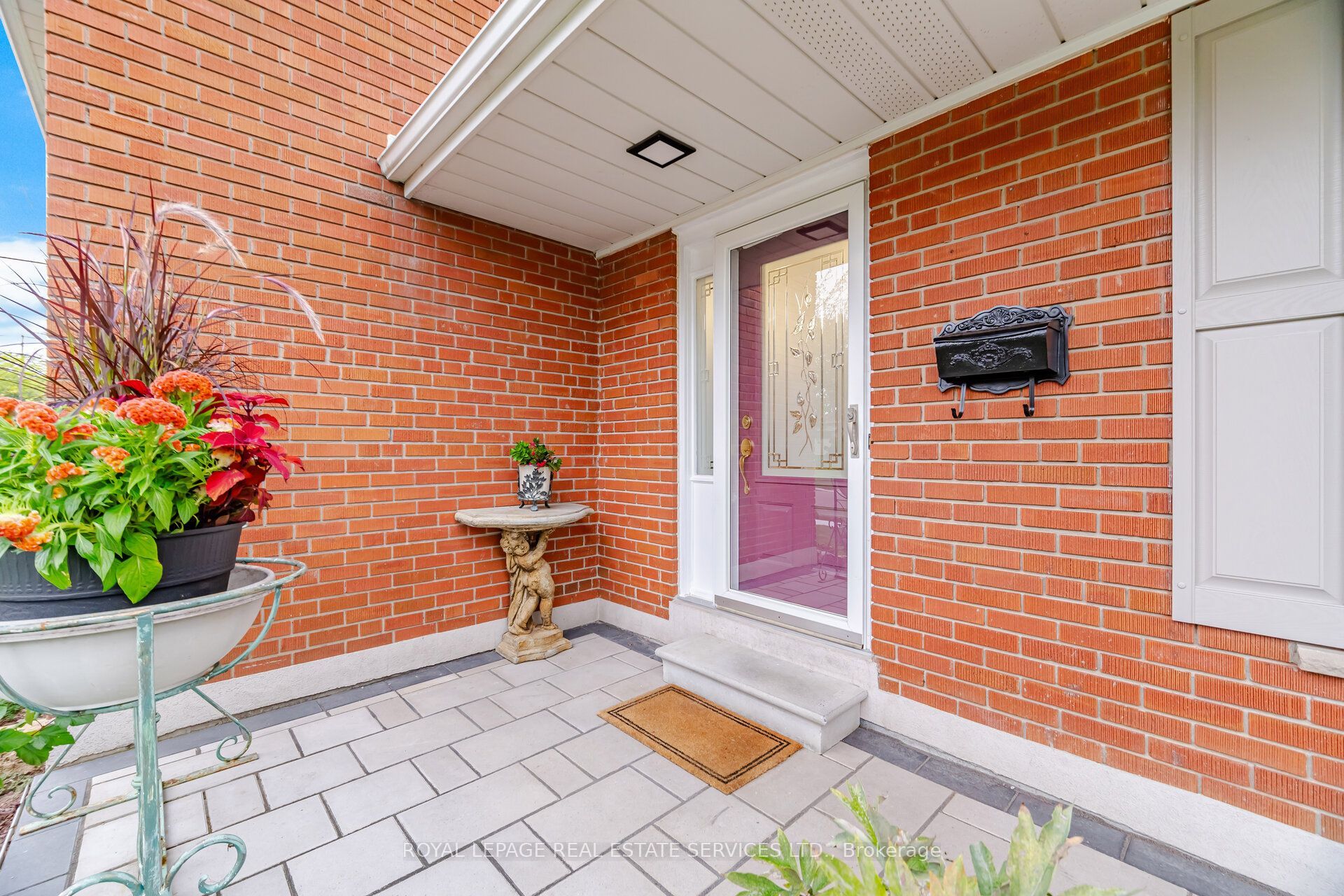 726 Netherton Crescent Property Photo 4
