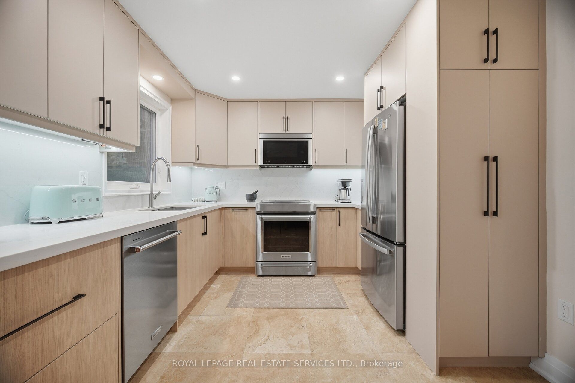 726 Netherton Crescent Property Photo 7