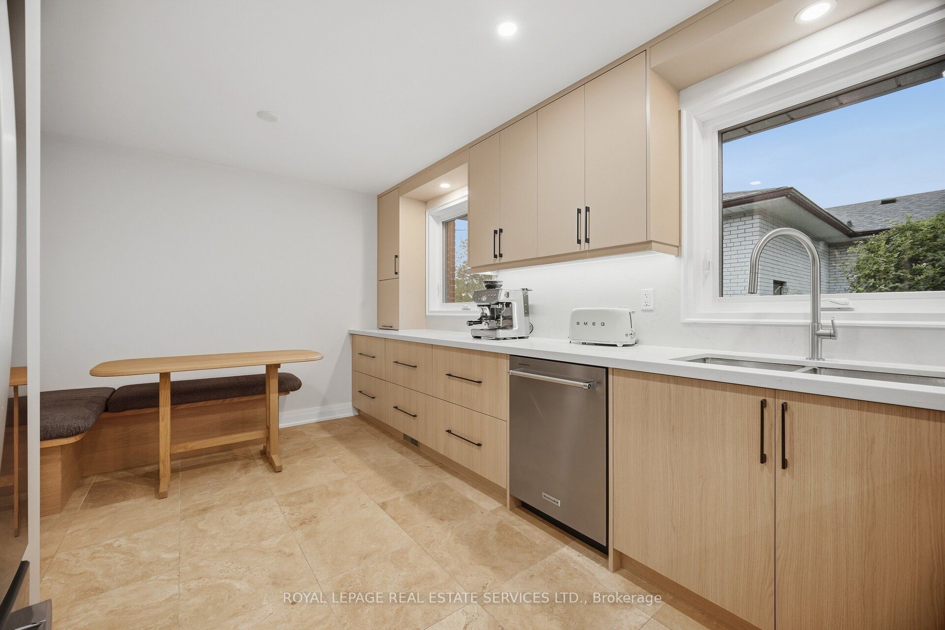 726 Netherton Crescent Property Photo 8