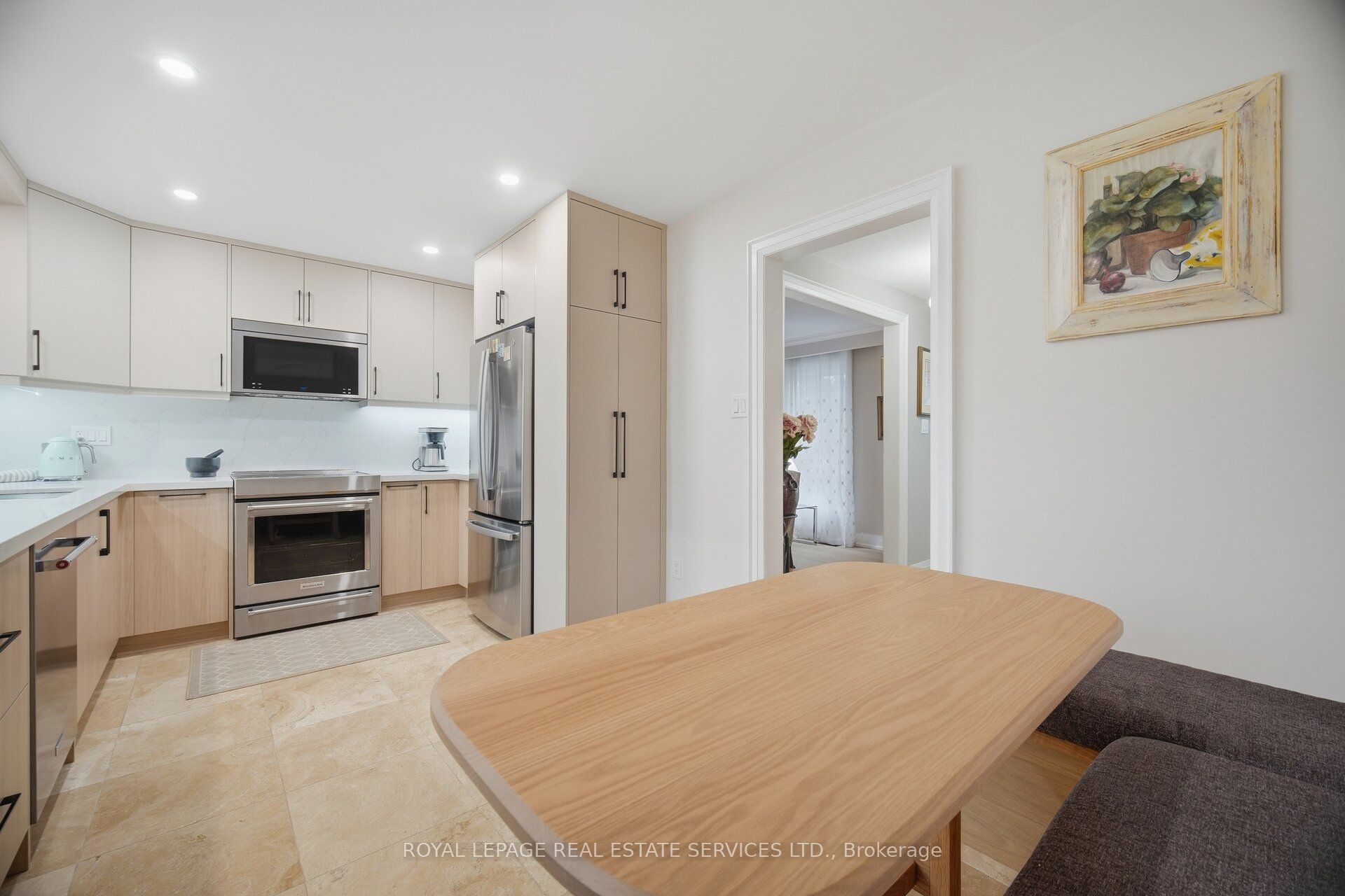 726 Netherton Crescent Property Photo 9