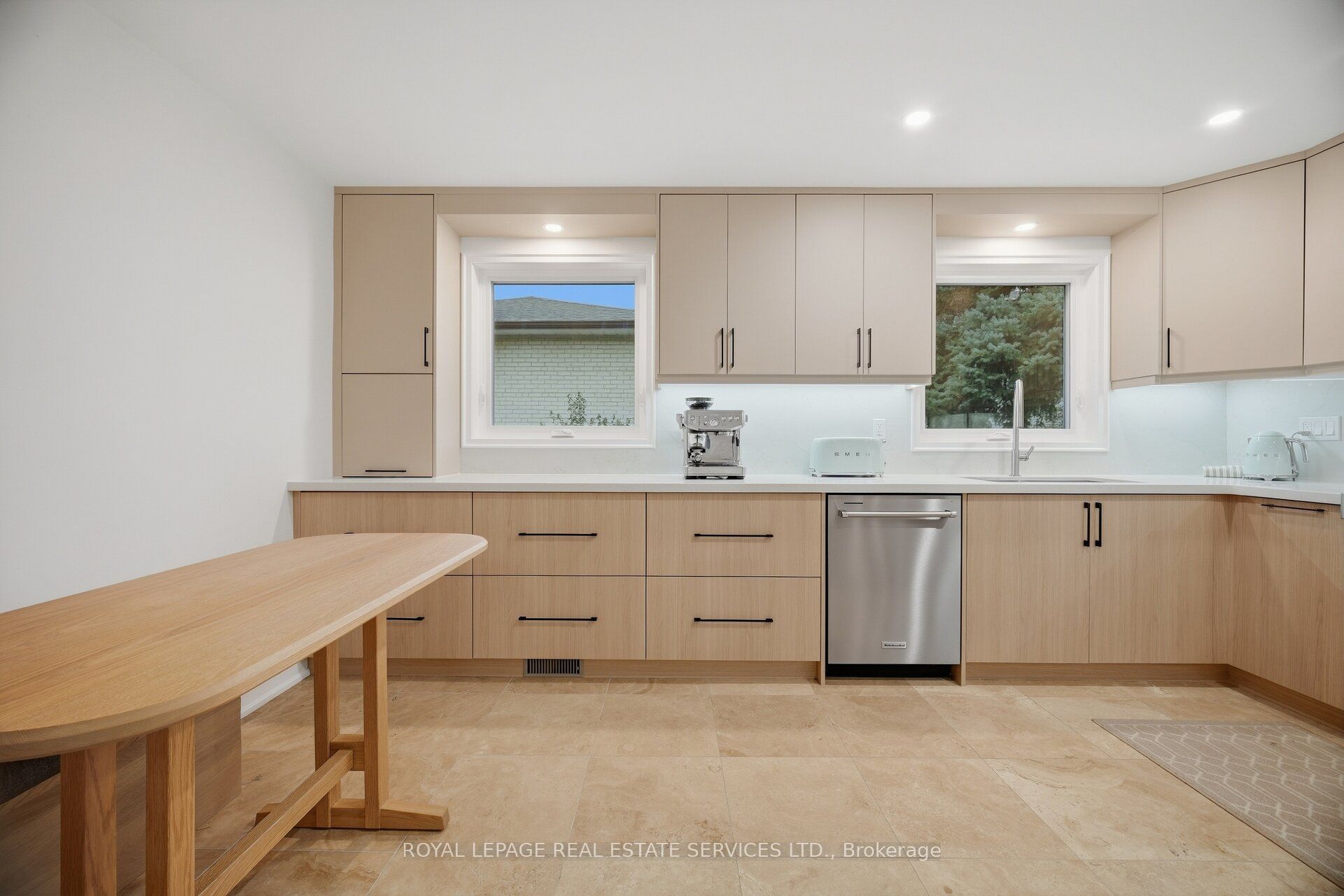 726 Netherton Crescent Property Photo 11