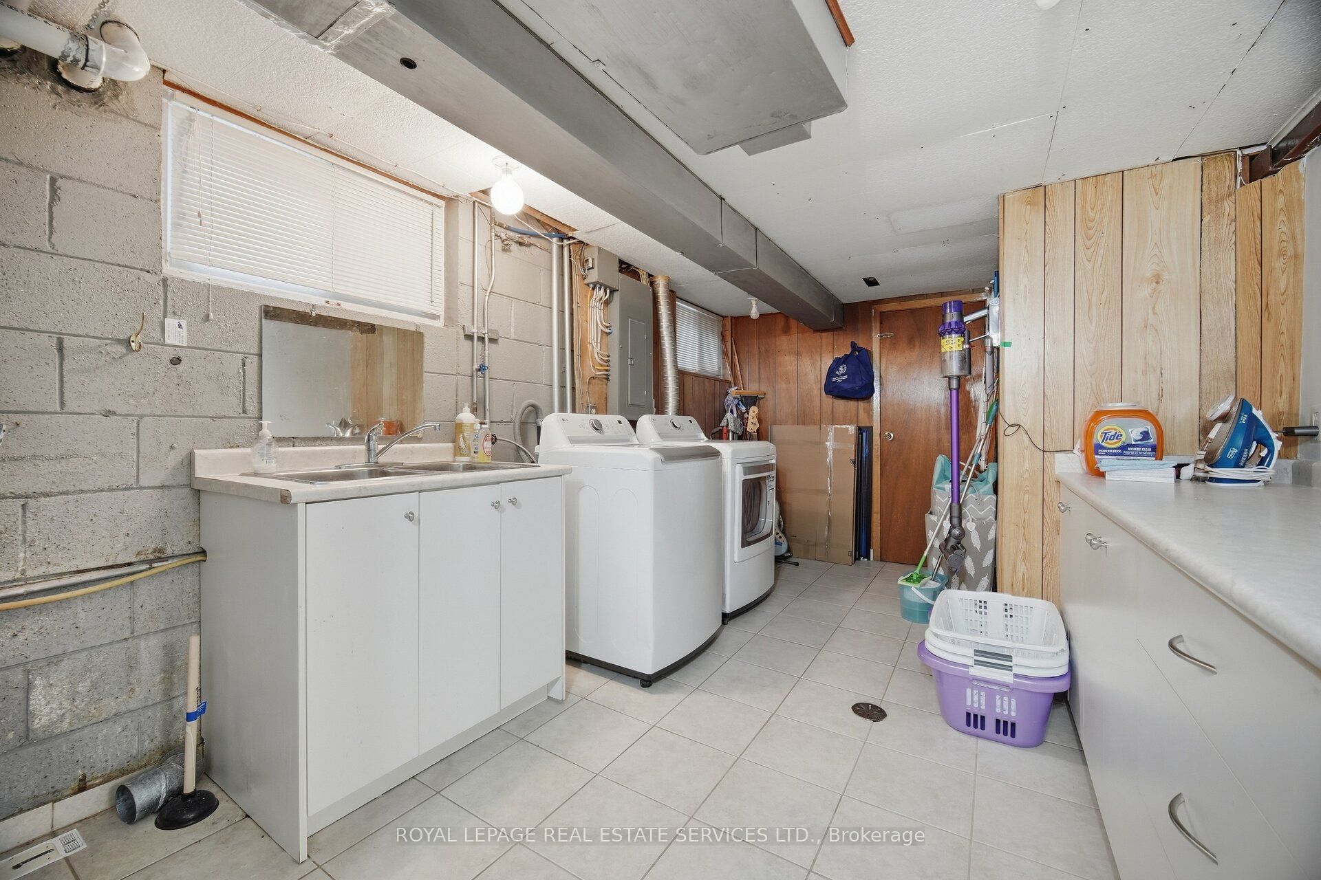 726 Netherton Crescent Property Photo 32