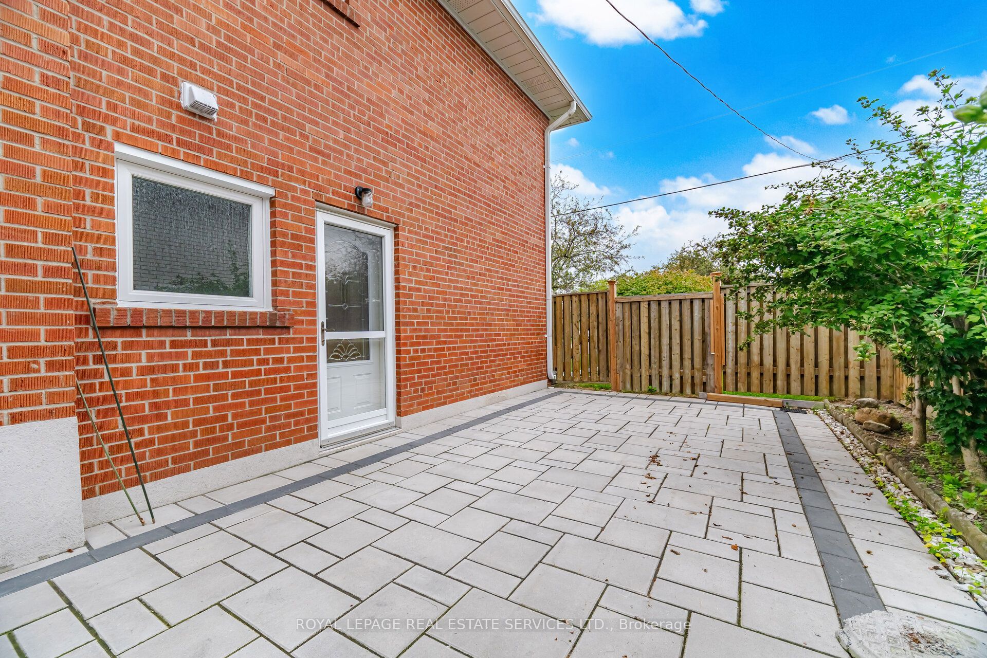 726 Netherton Crescent Property Photo 35