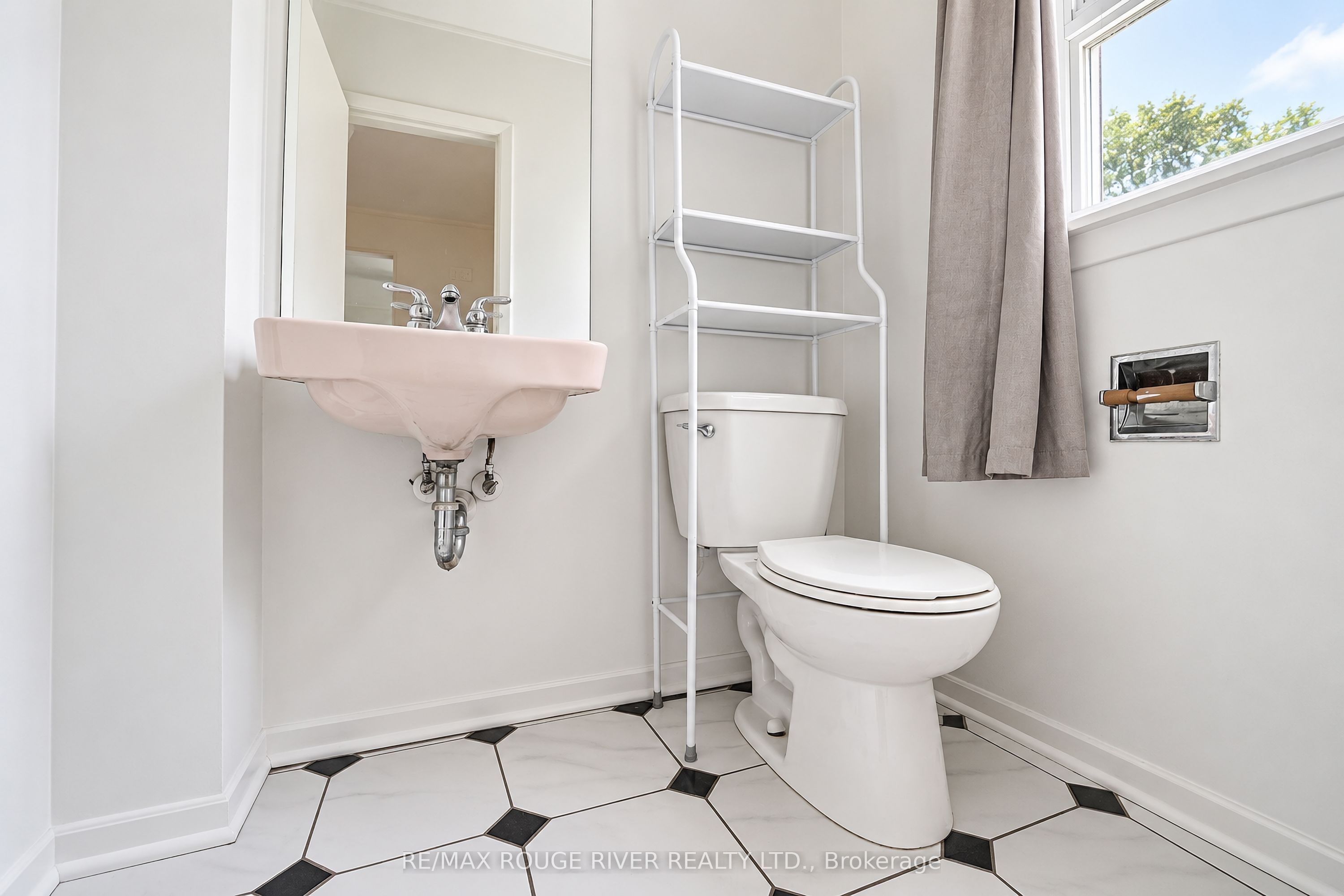 9 Gosford Boulevard 3 Property Photo 5
