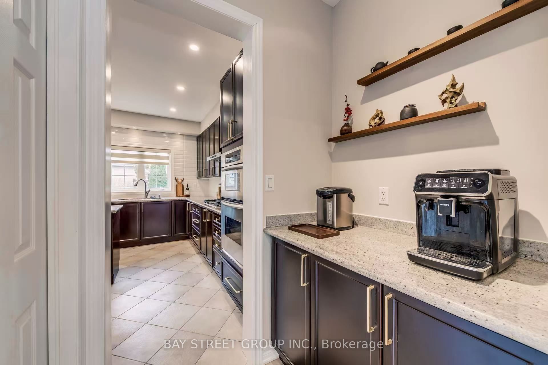 1087 Kestell Boulevard N Property Photo 20