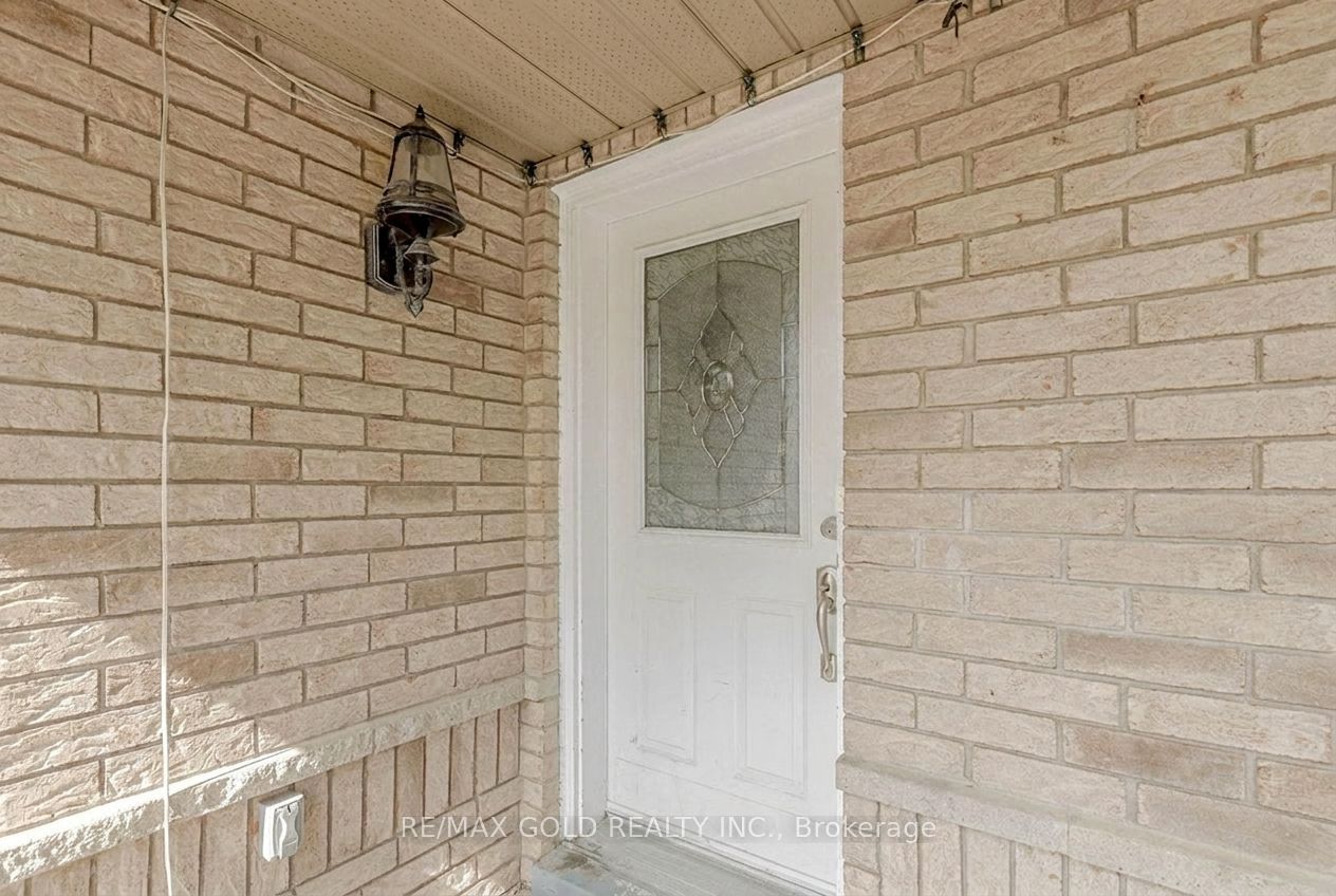 35 Ridgefield Court Property Photo 2