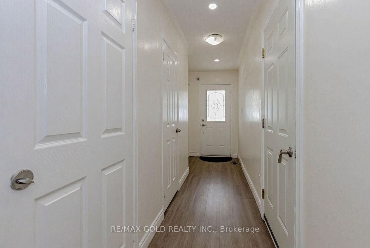 35 Ridgefield Court Property Photo 4