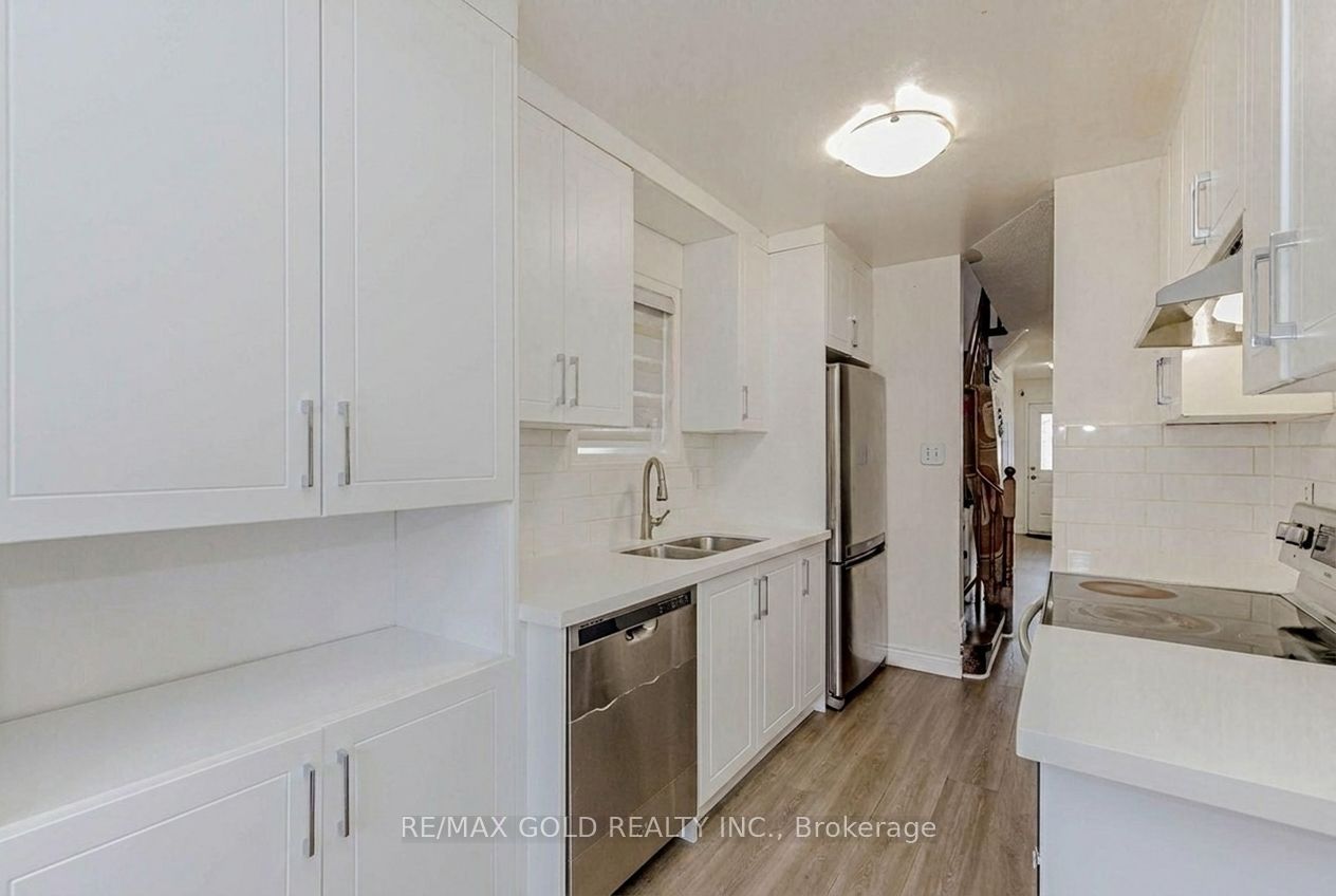 35 Ridgefield Court Property Photo 6