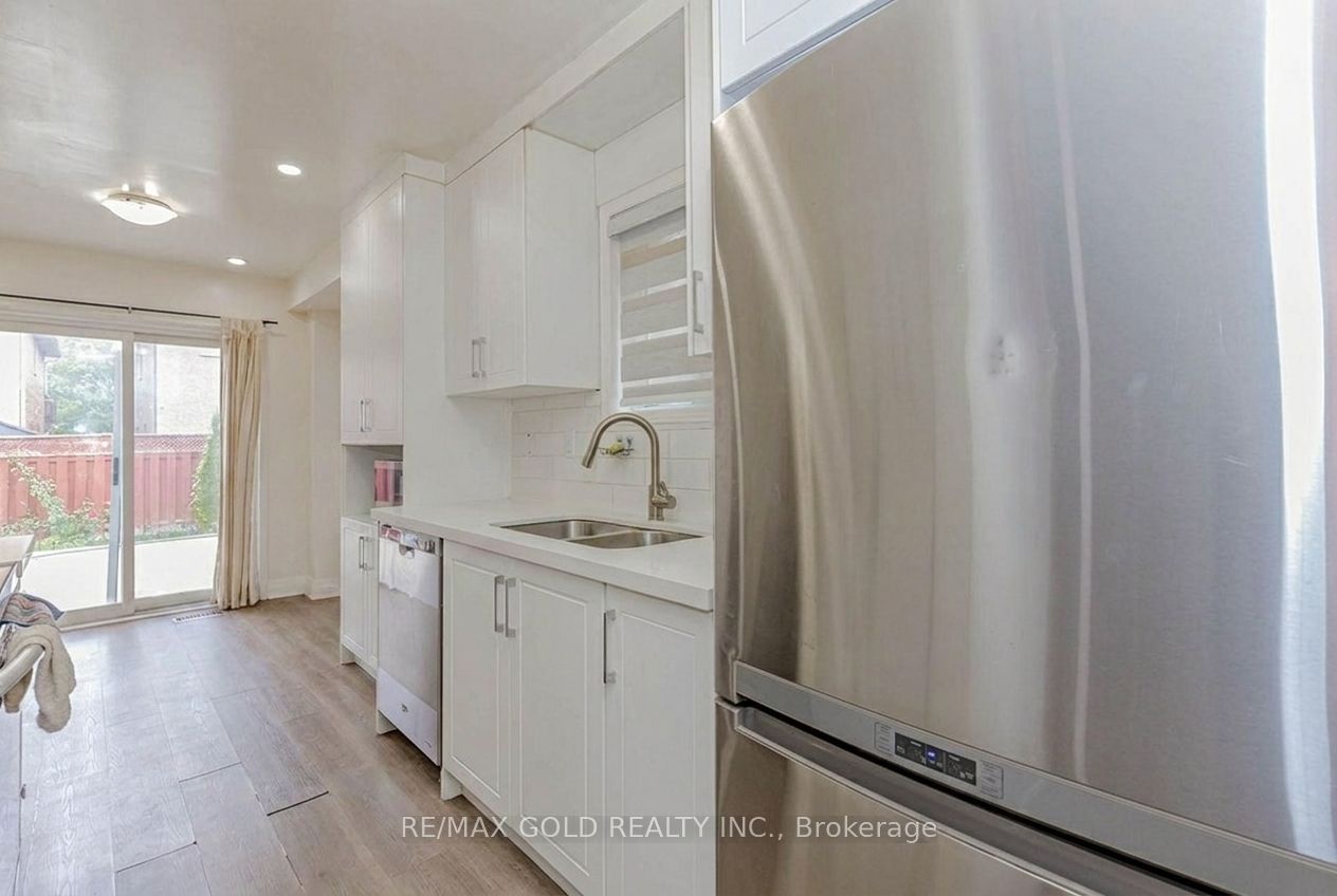 35 Ridgefield Court Property Photo 7