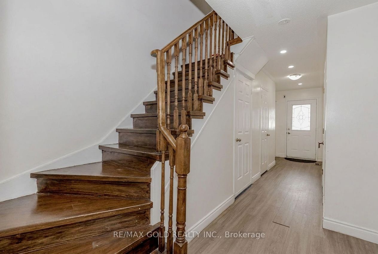 35 Ridgefield Court Property Photo 9