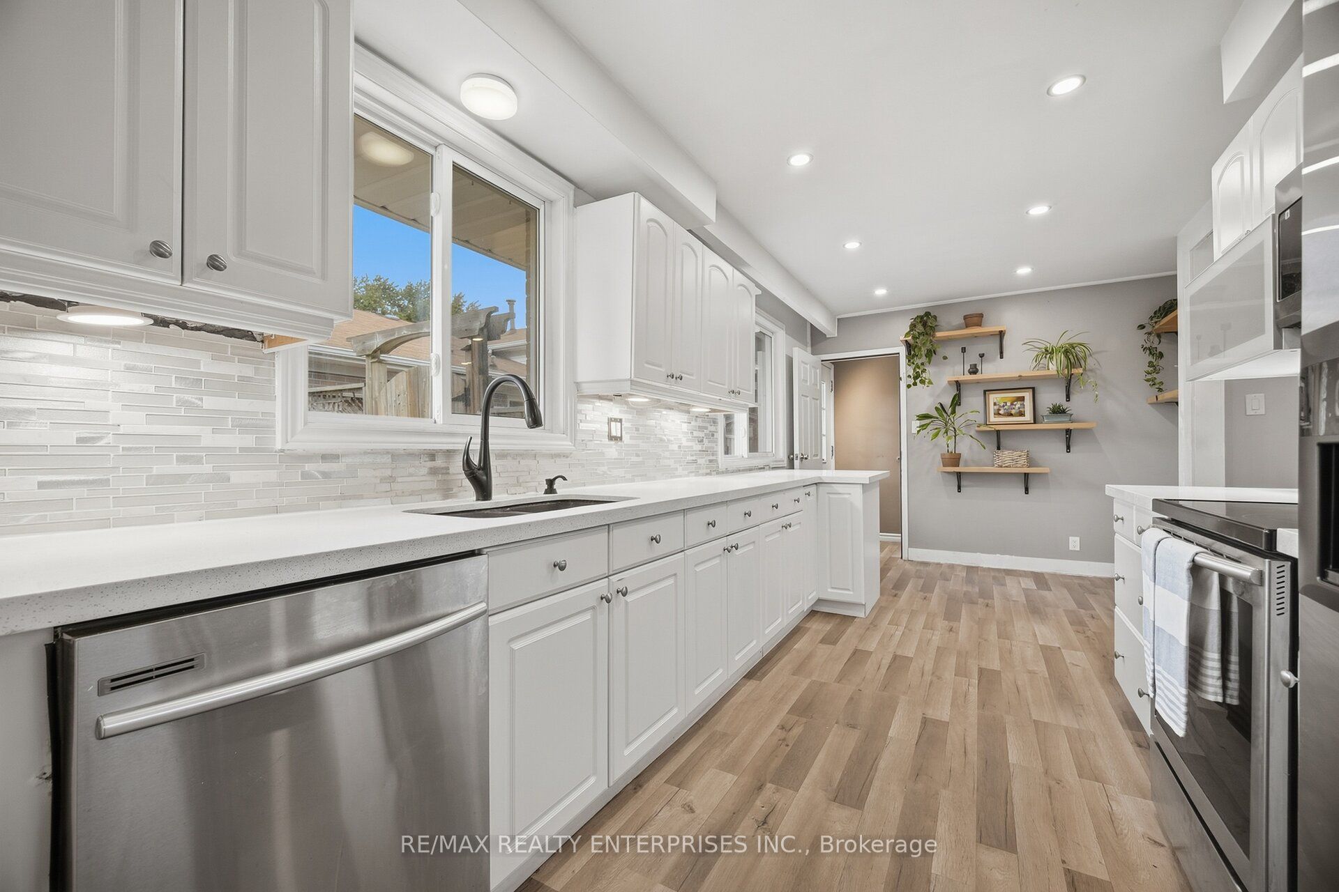 1310 Redbank Crescent Property Photo 2