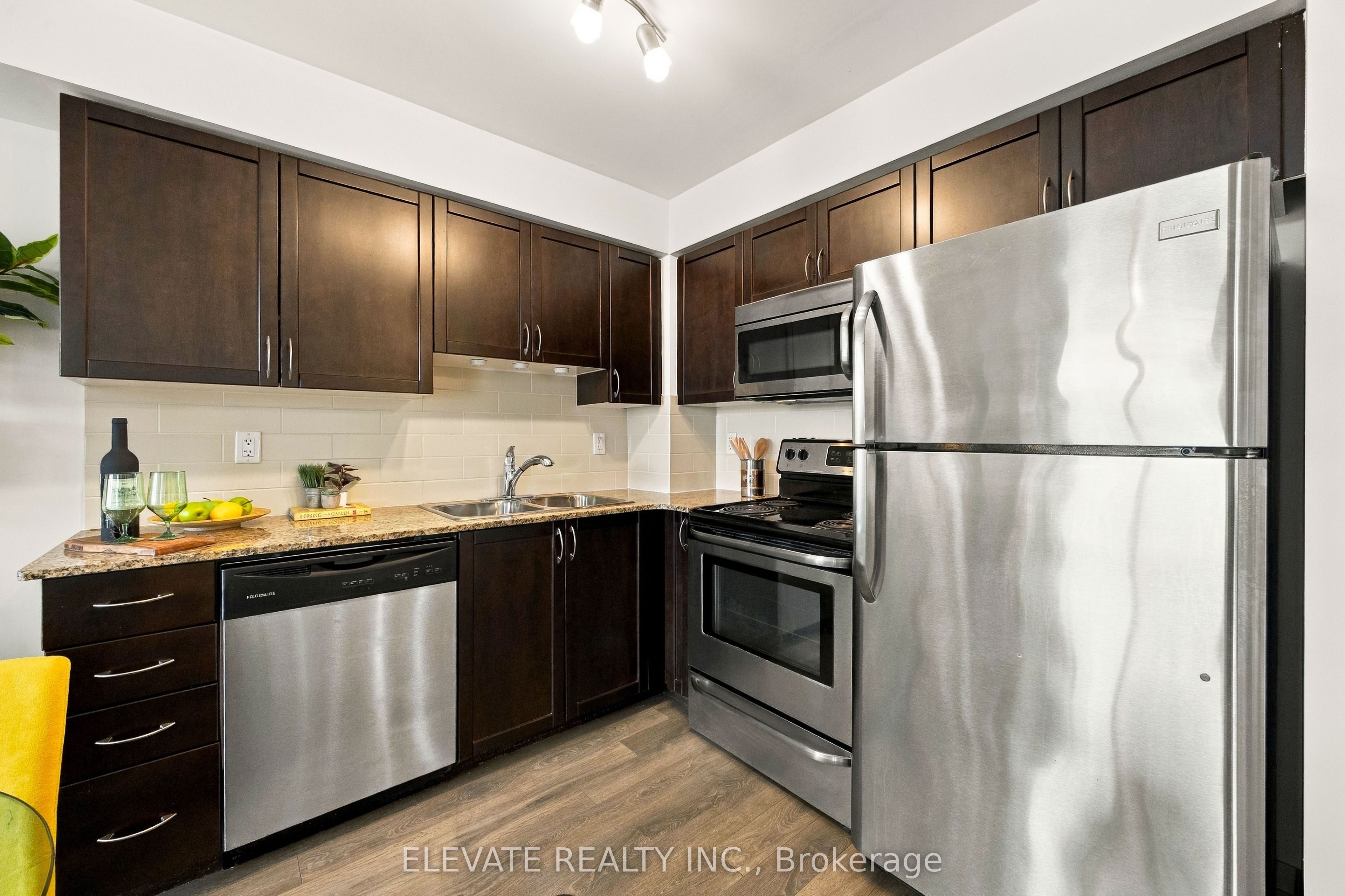 812 Lansdowne Avenue 408 Property Photo 8