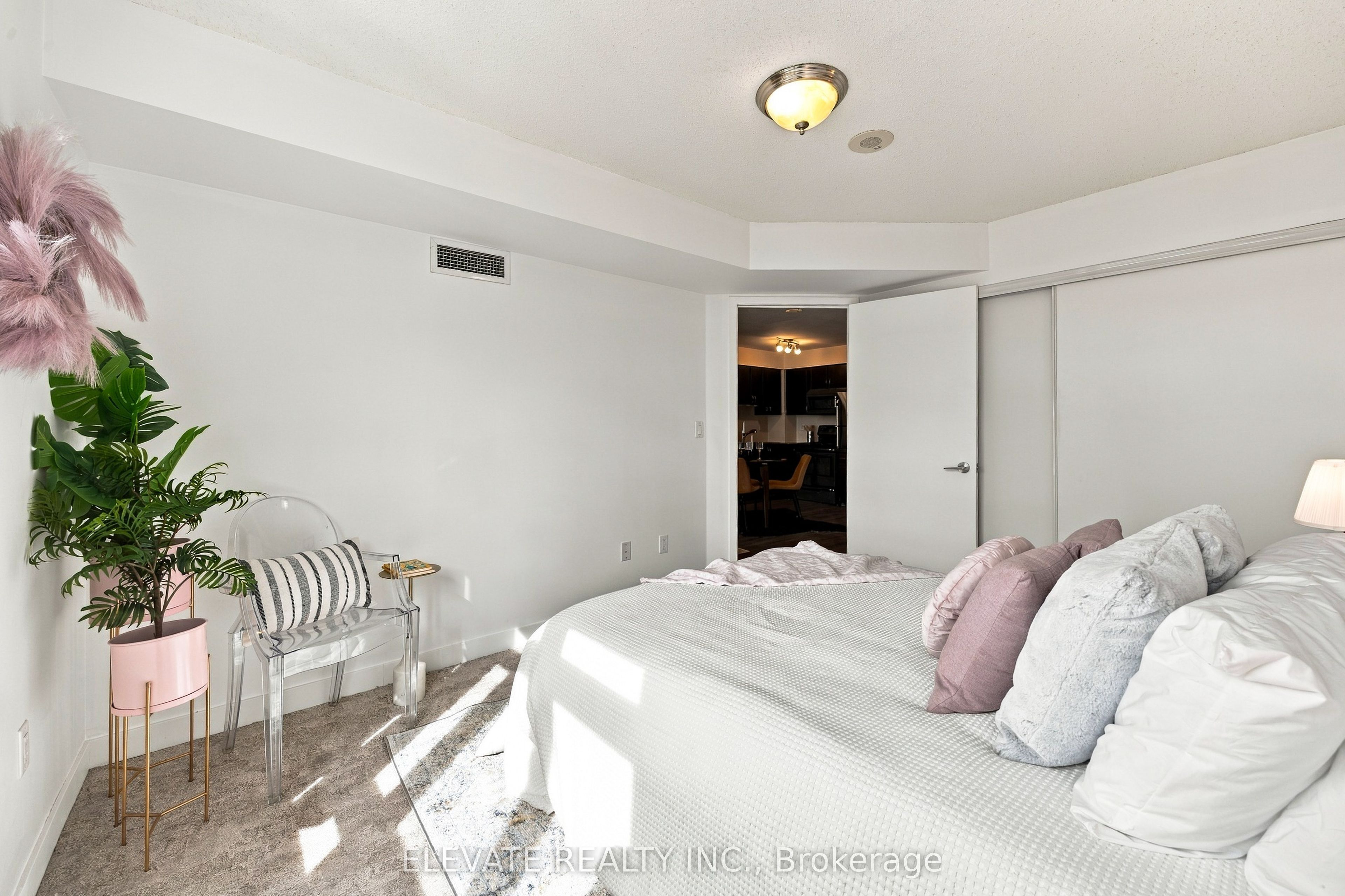 812 Lansdowne Avenue 408 Property Photo 11