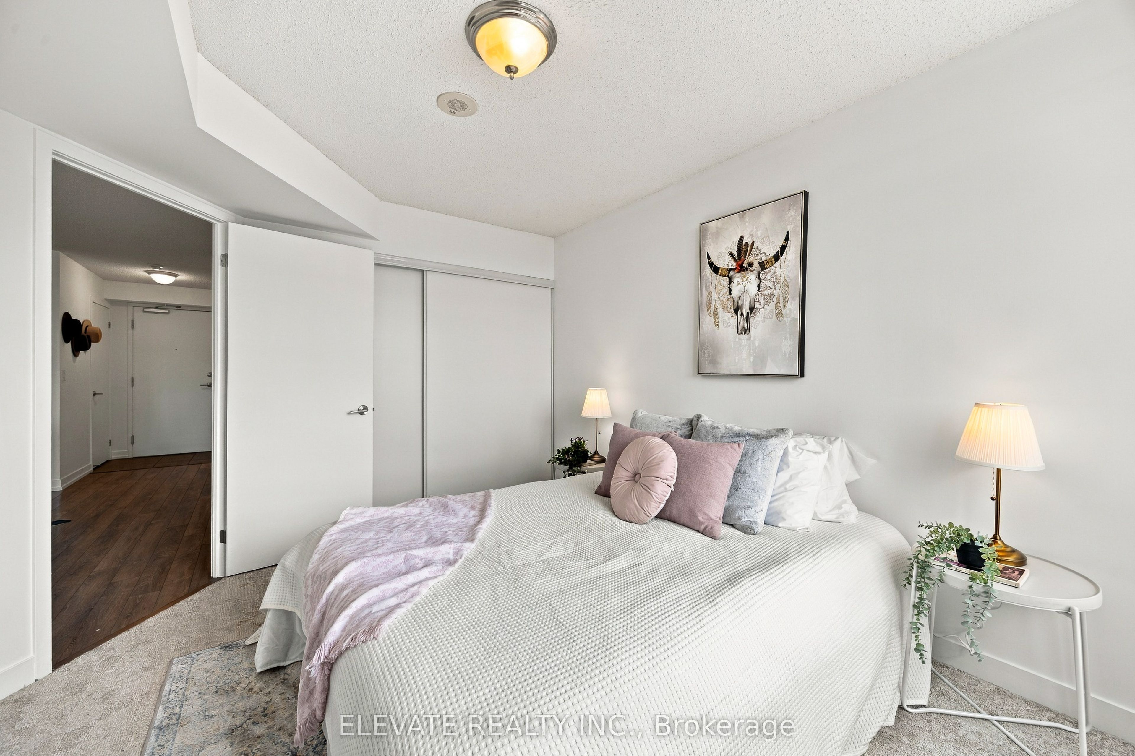 812 Lansdowne Avenue 408 Property Photo 12