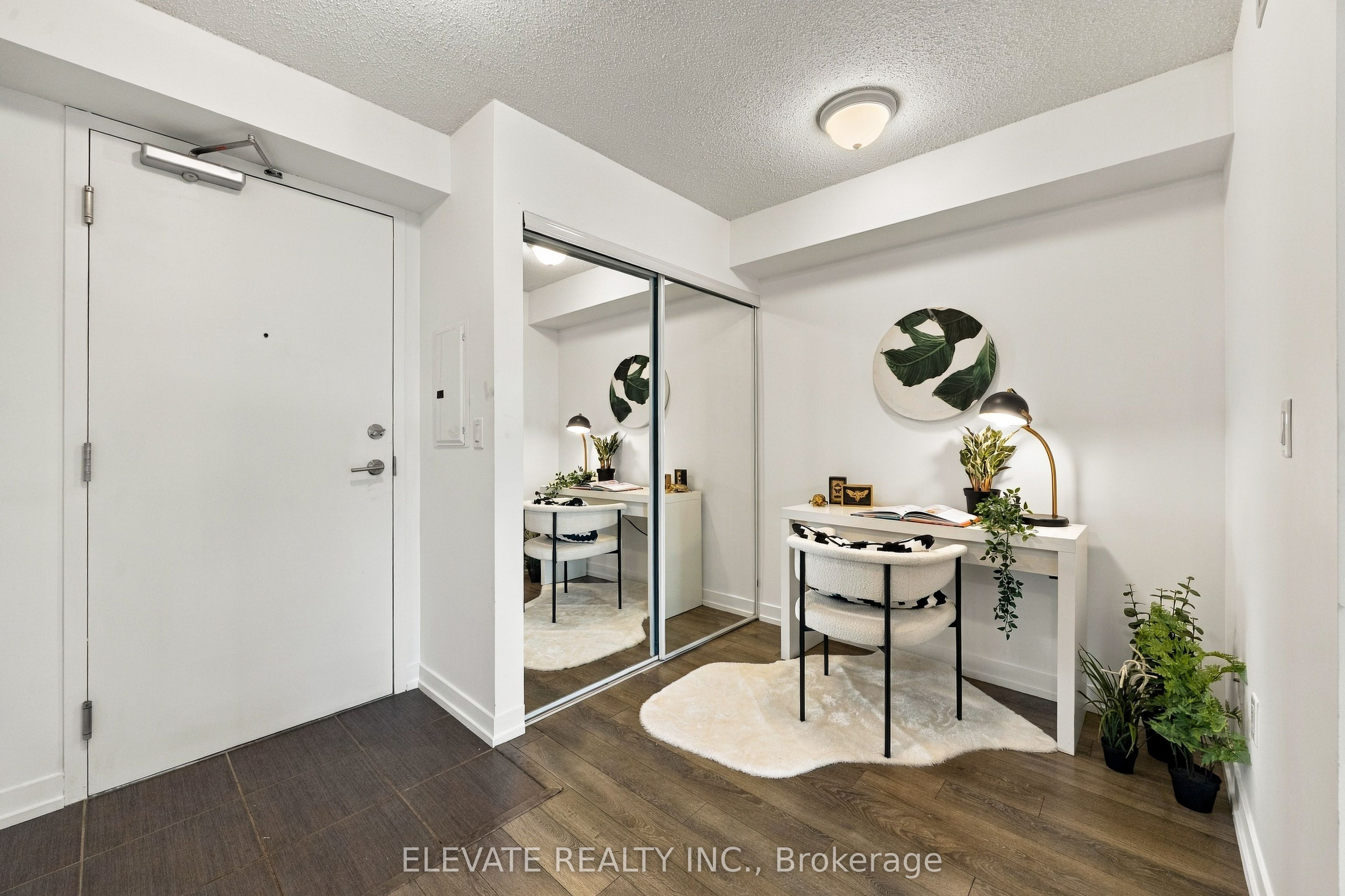 812 Lansdowne Avenue 408 Property Photo 14