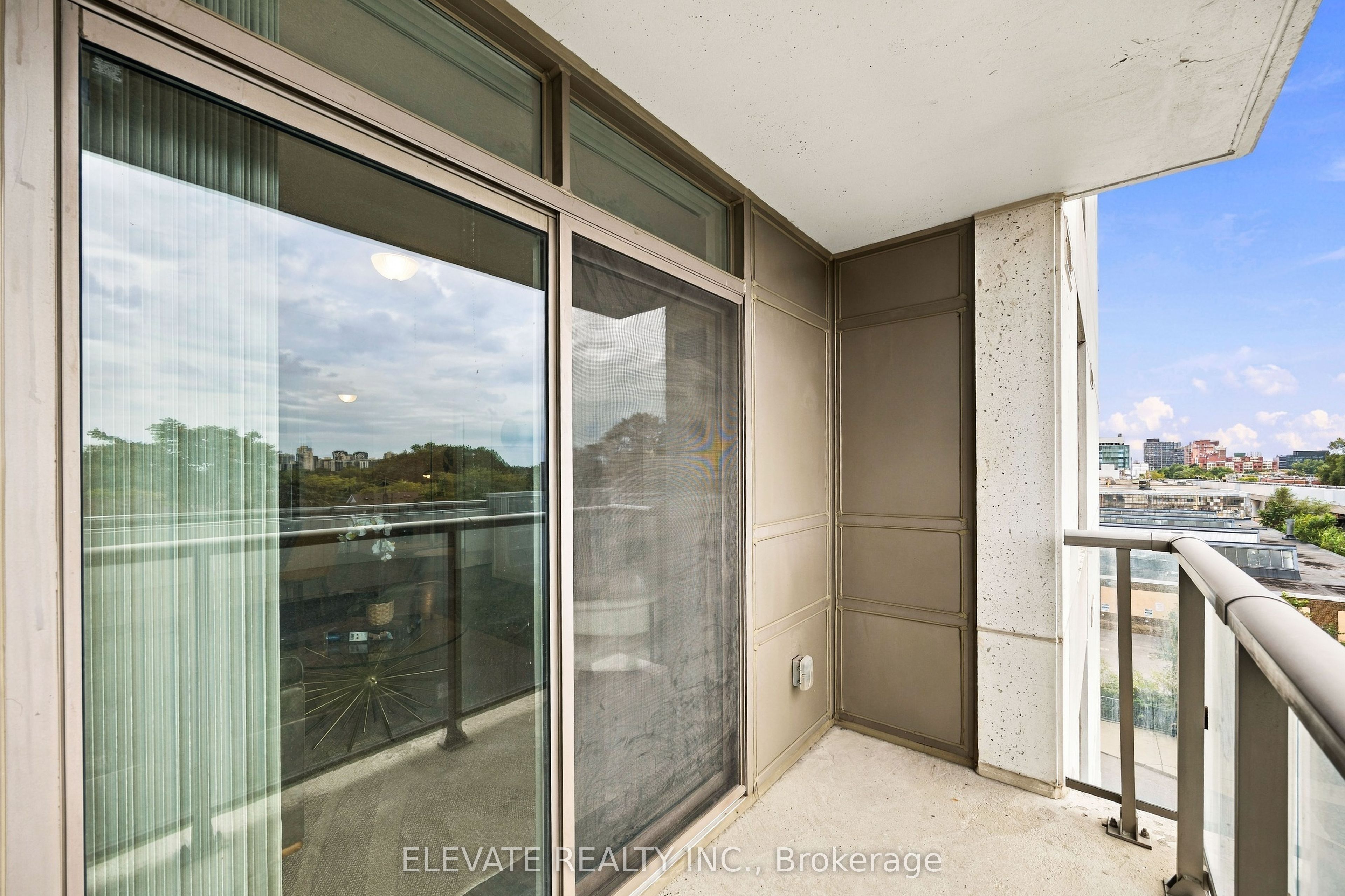812 Lansdowne Avenue 408 Property Photo 18