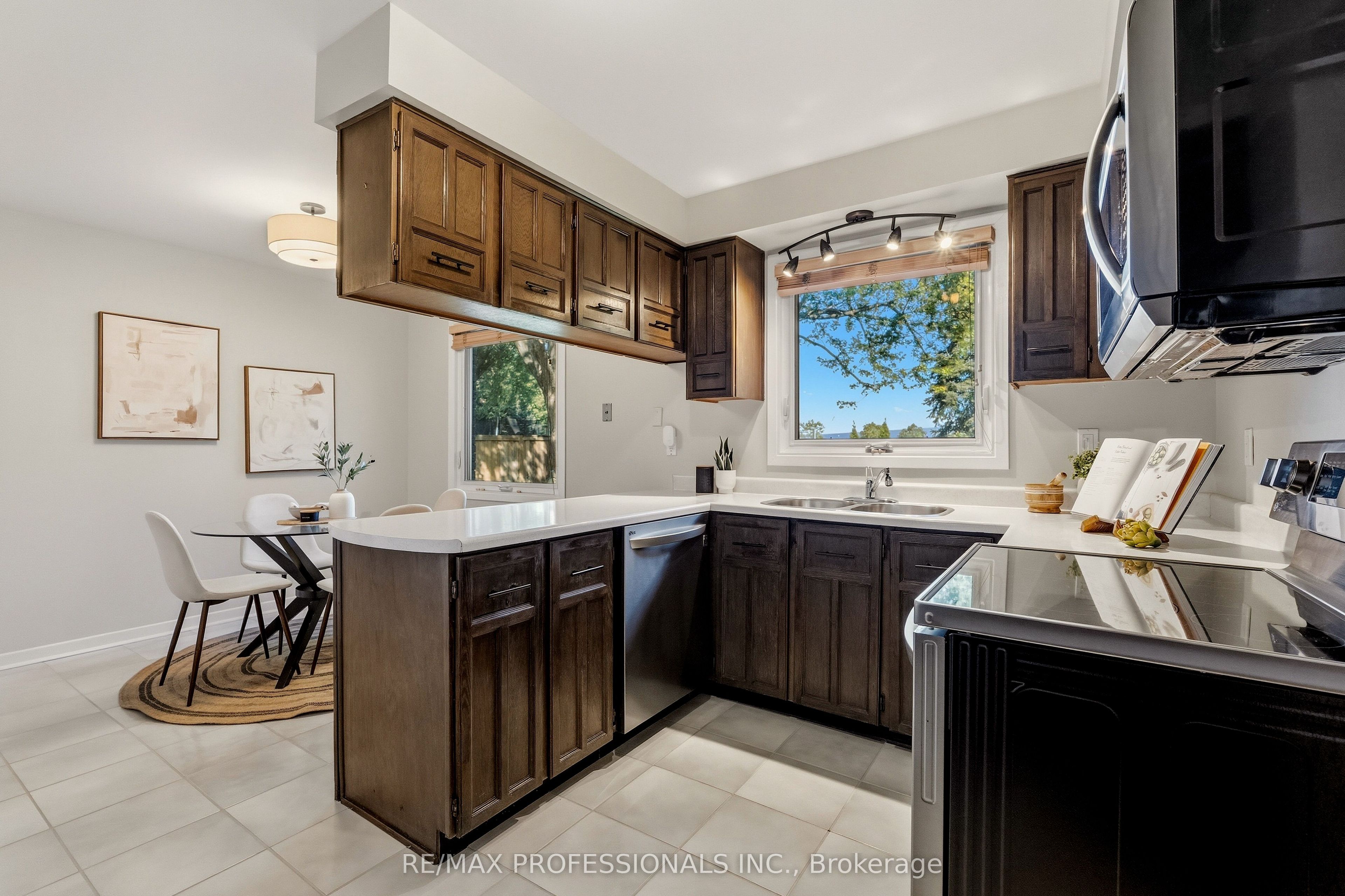 6888 Barrisdale Drive Property Photo 15