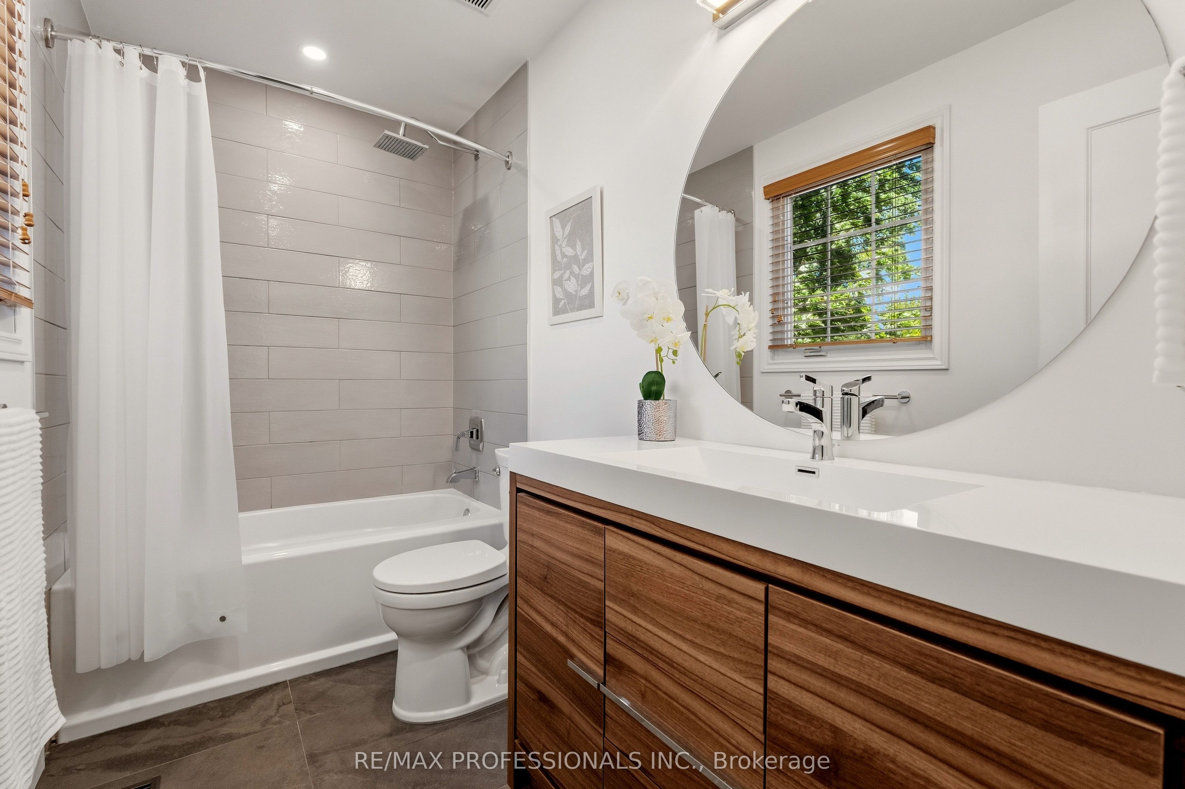 6888 Barrisdale Drive Property Photo 32