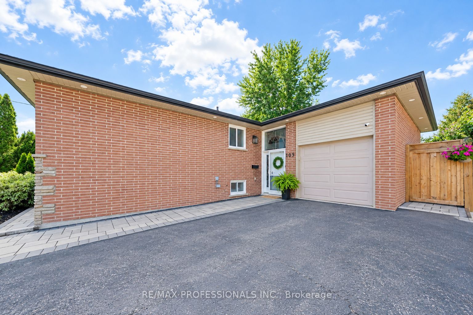 103 West Deane Park Drive Property Photo 2
