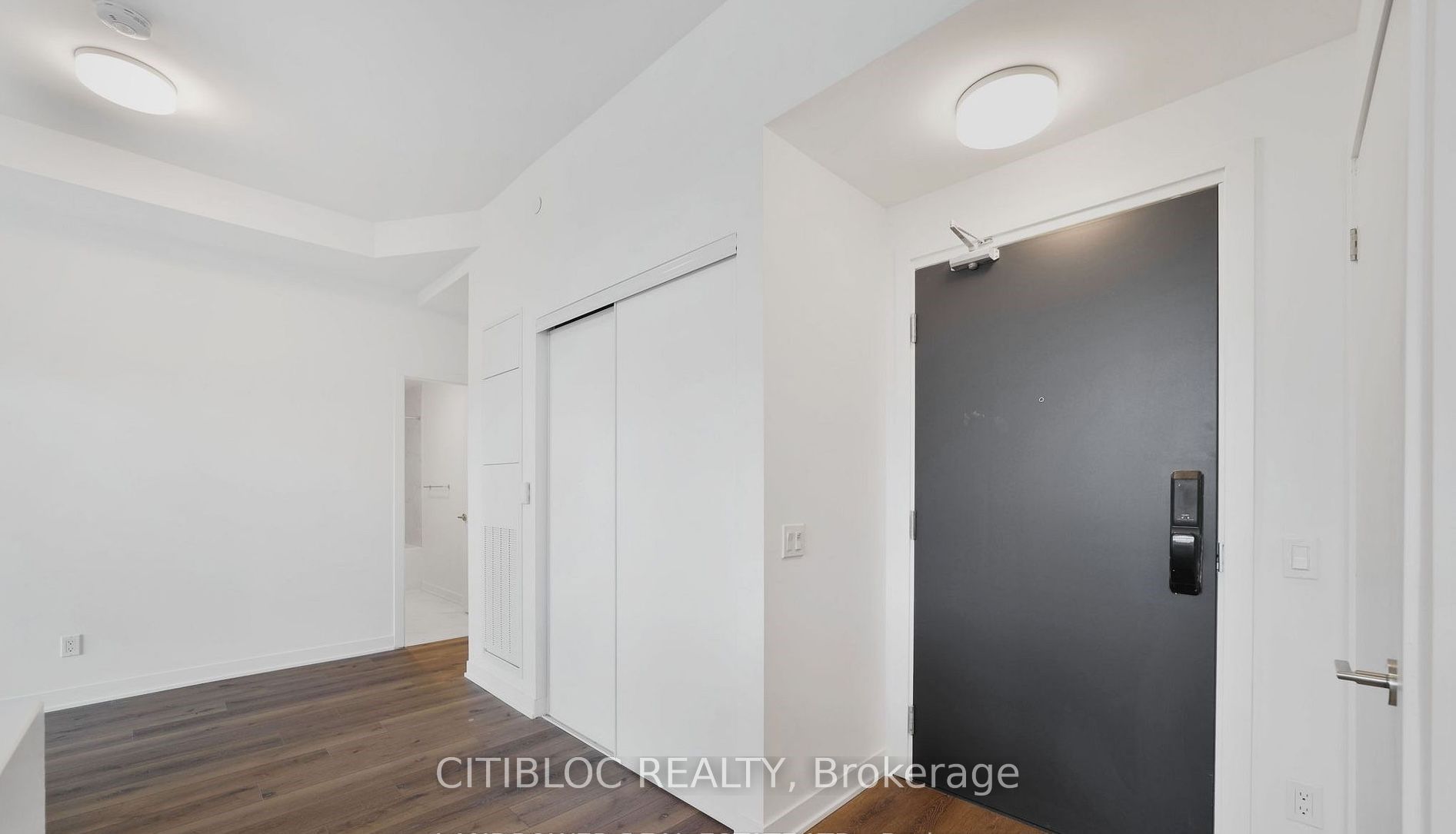 405 Dundas Street W Ph09 Property Photo 2
