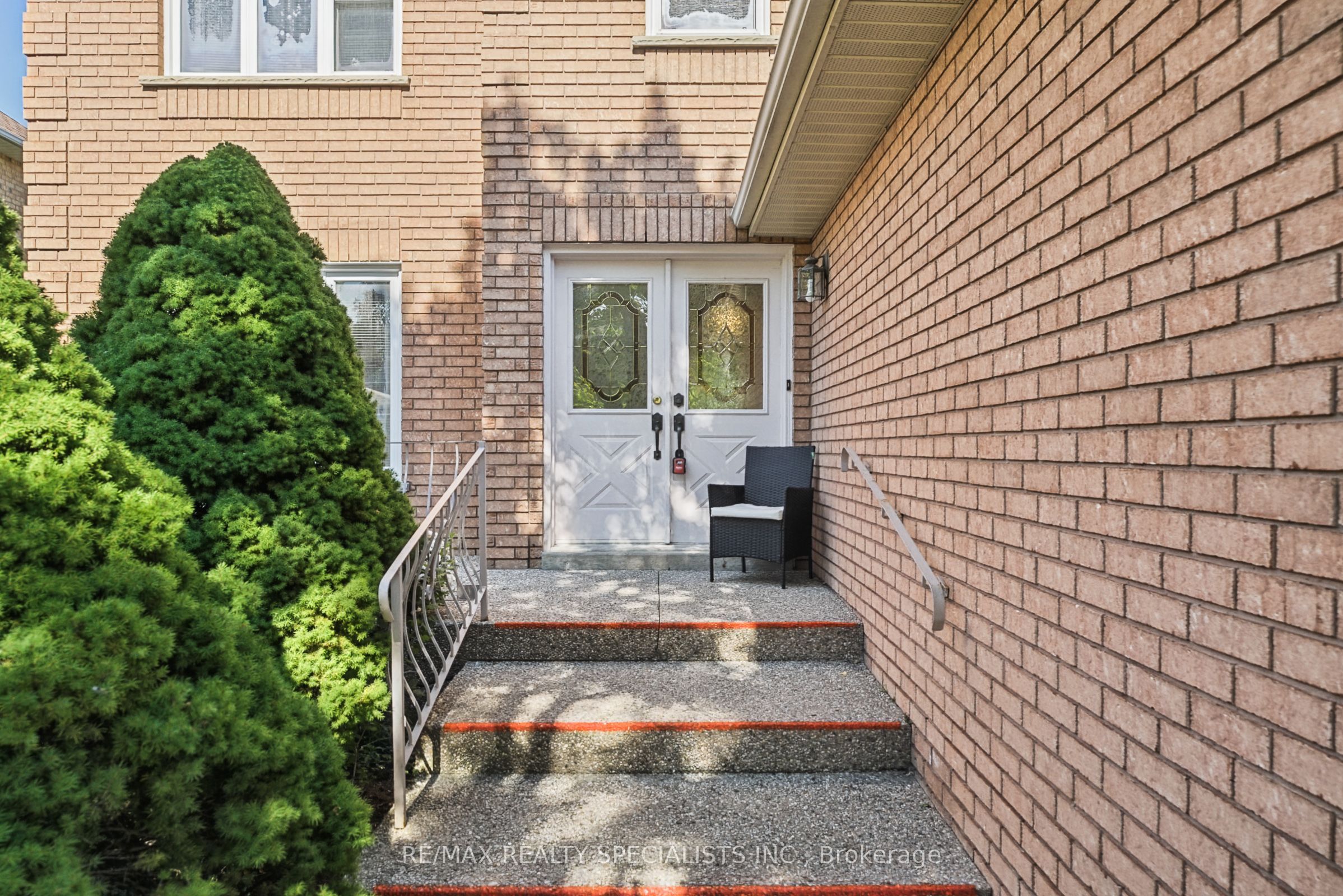 1099 Thoresby Drive Property Photo 4