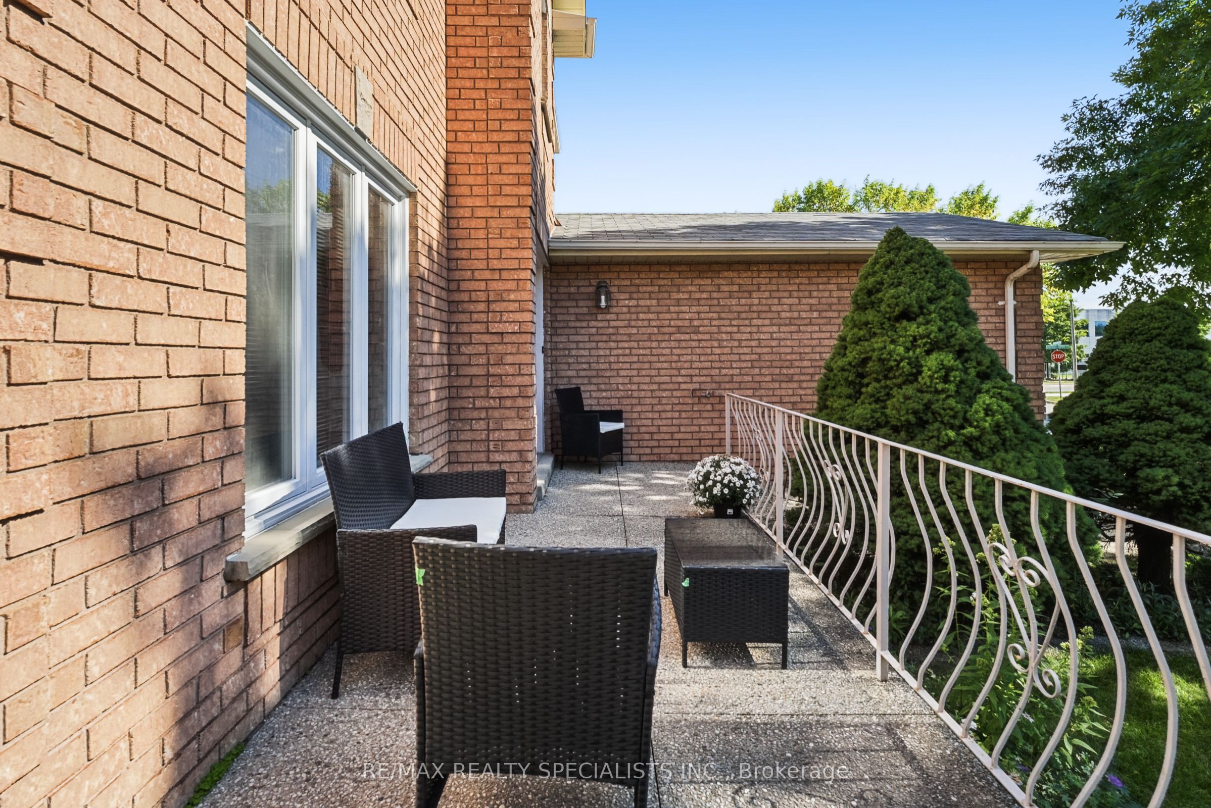 1099 Thoresby Drive Property Photo 6