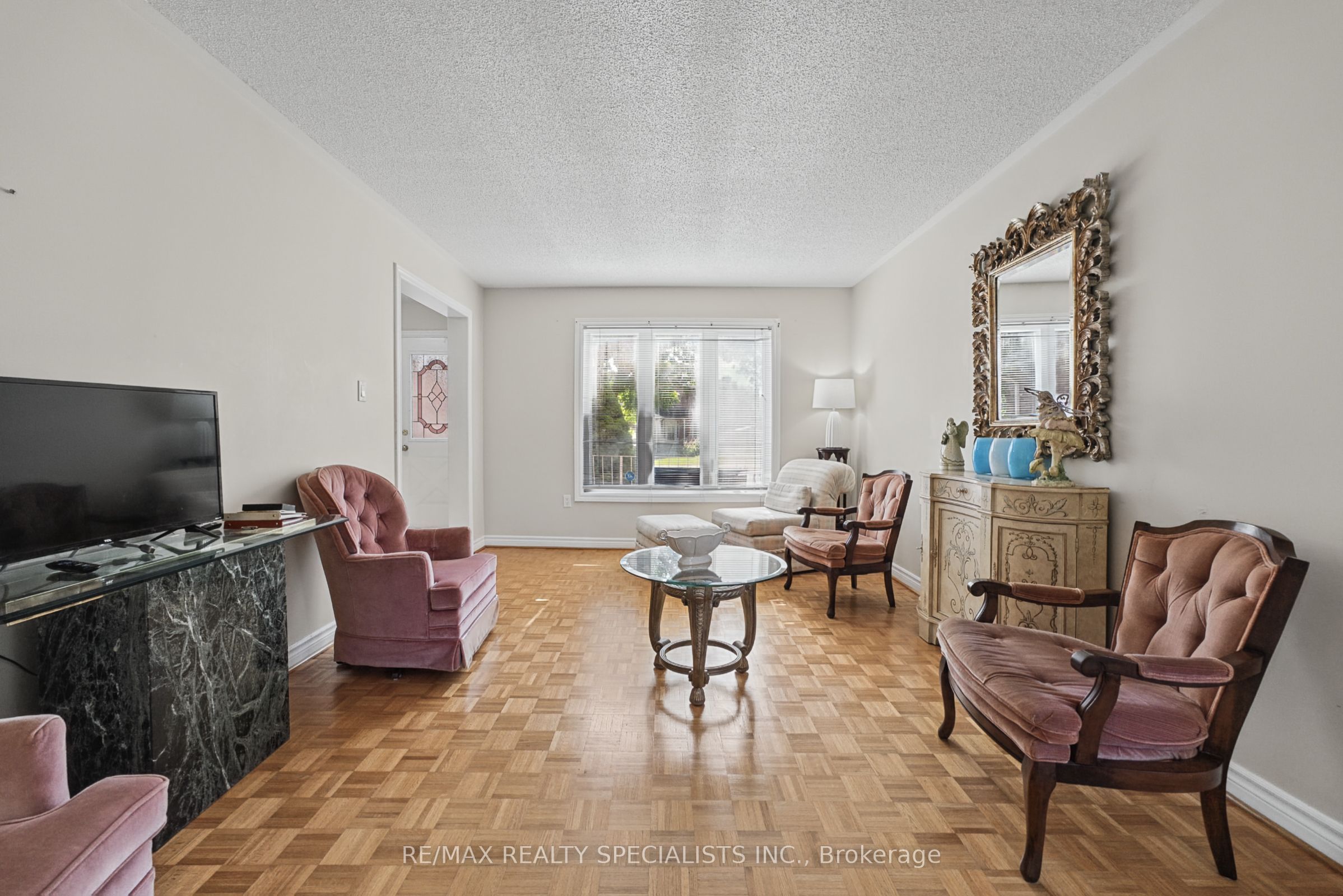 1099 Thoresby Drive Property Photo 12