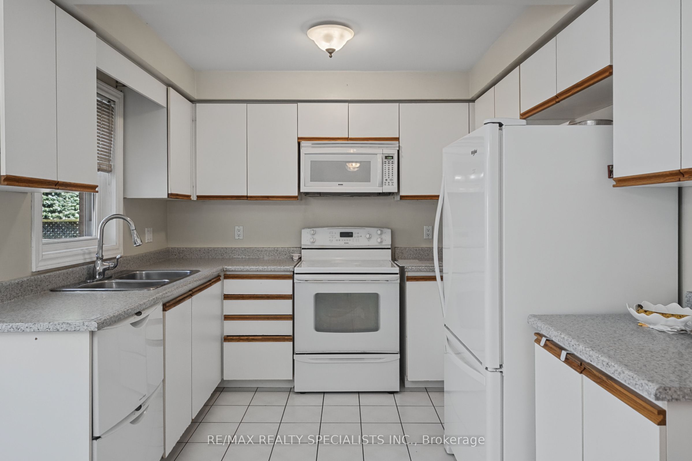 1099 Thoresby Drive Property Photo 23
