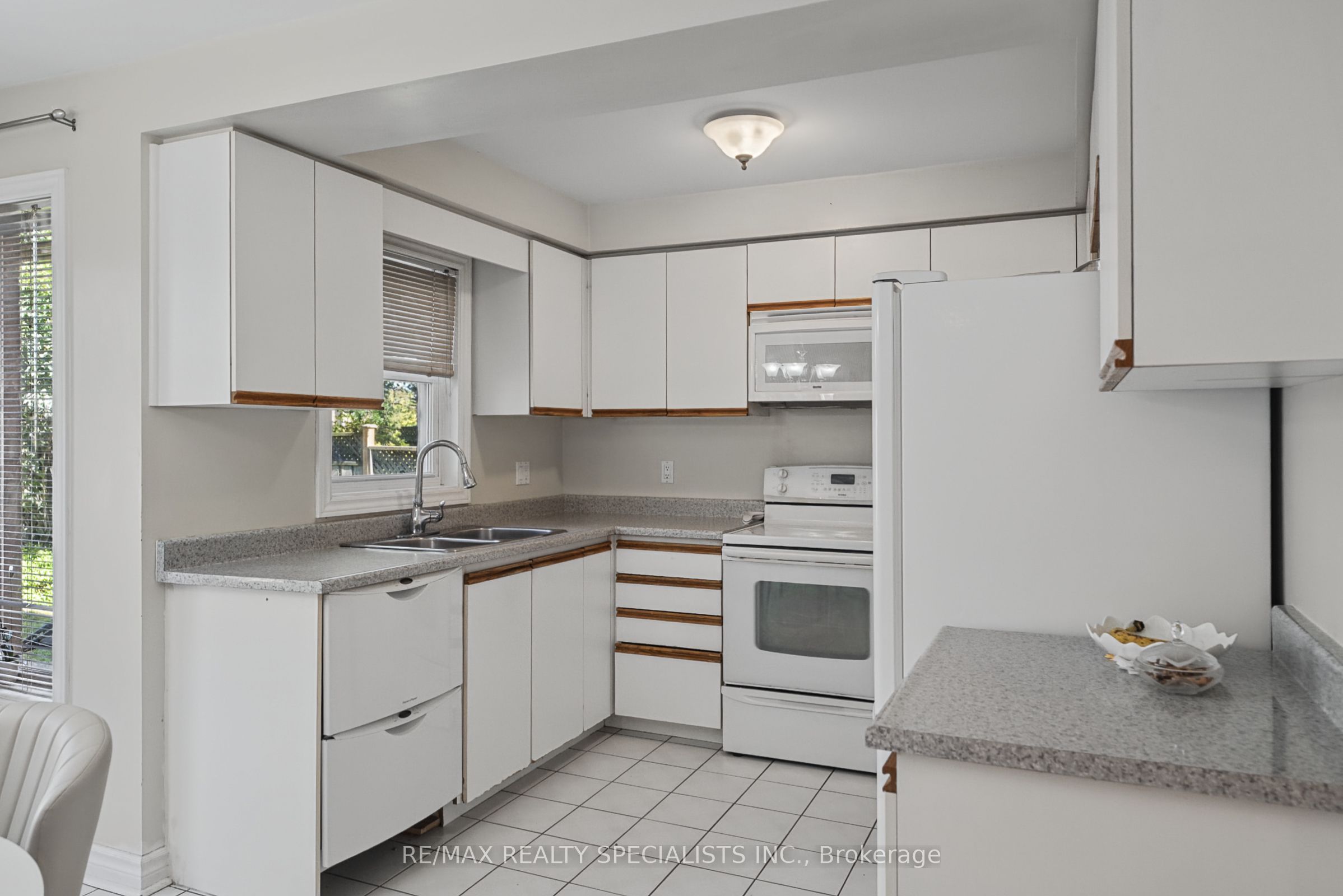 1099 Thoresby Drive Property Photo 24