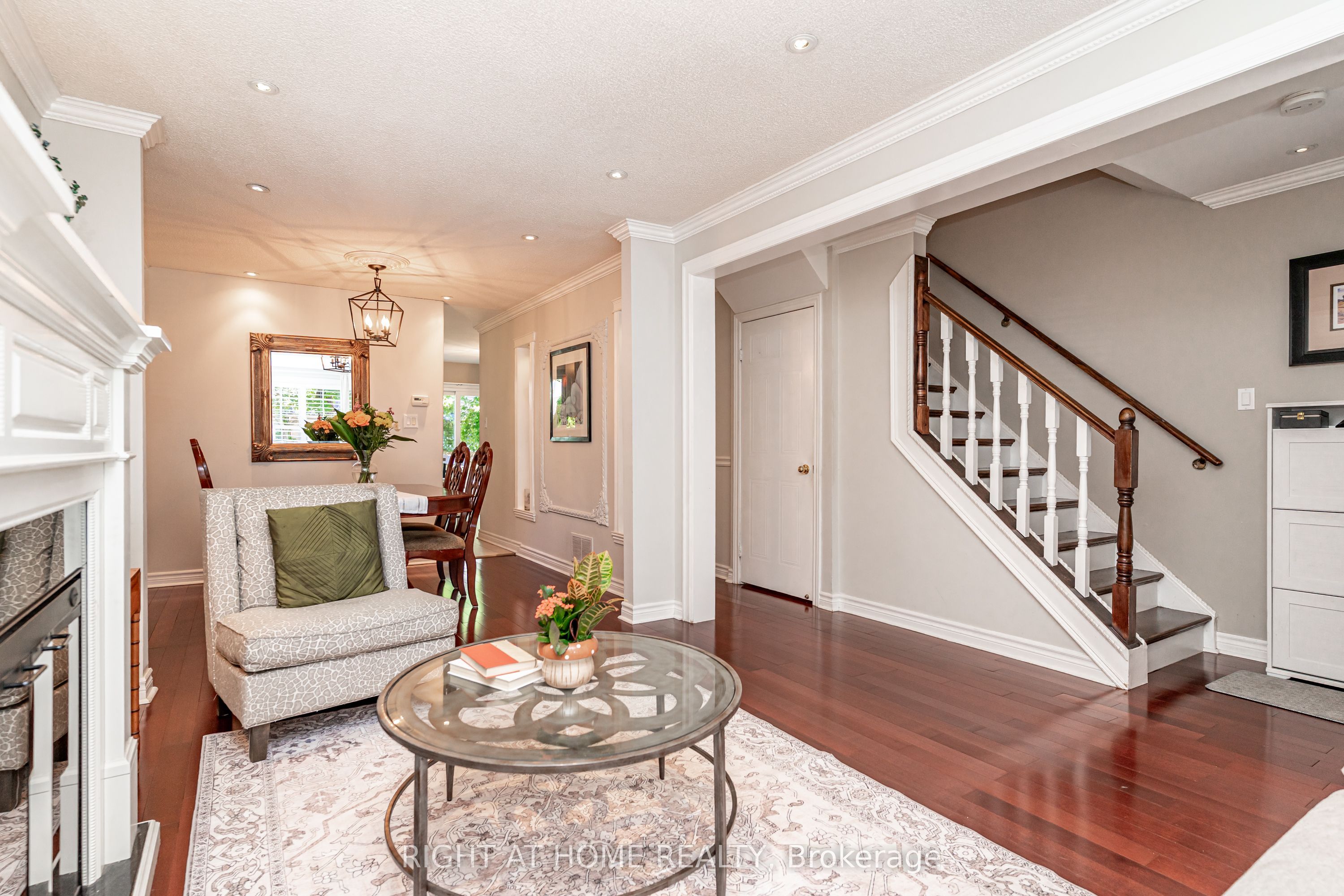 2272 Mowat Avenue 9 Property Photo 6
