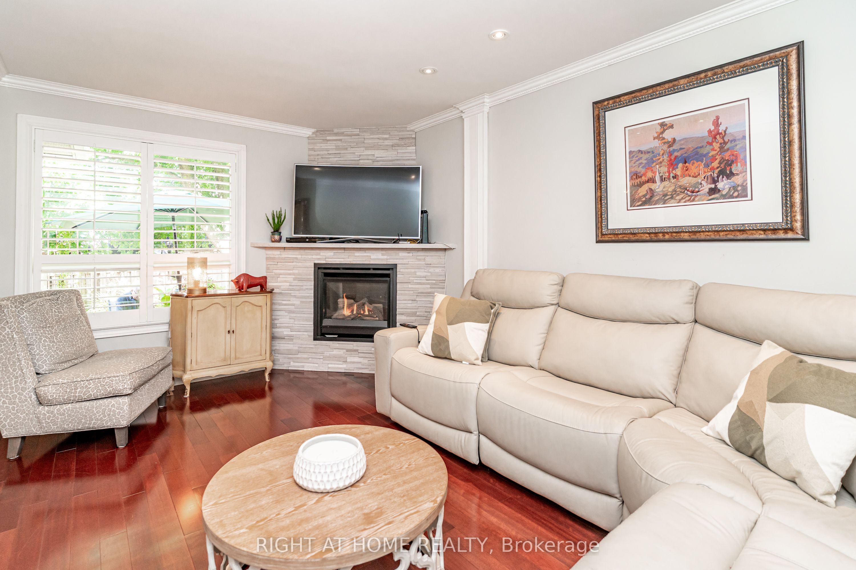 2272 Mowat Avenue 9 Property Photo 14