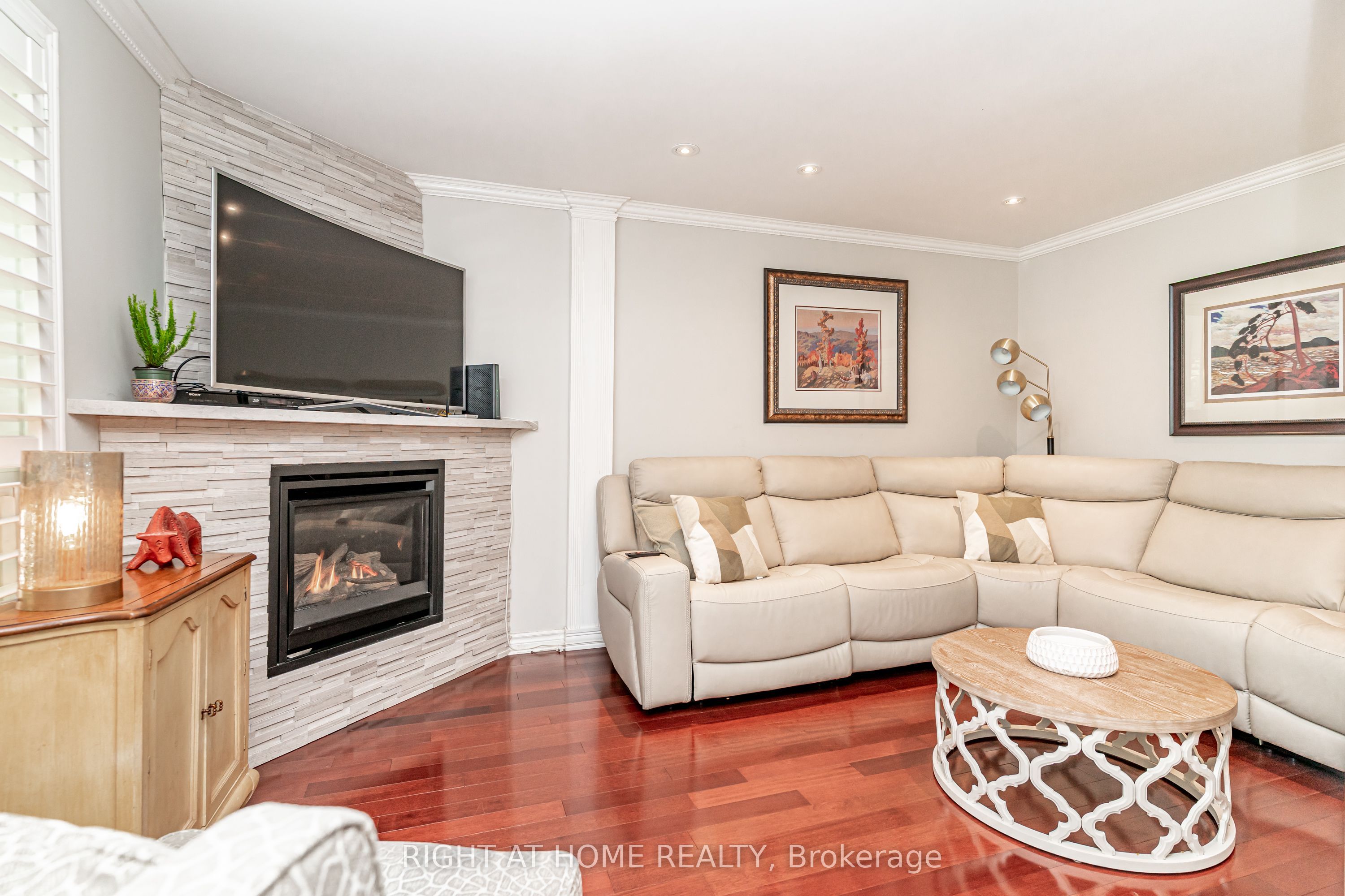 2272 Mowat Avenue 9 Property Photo 15