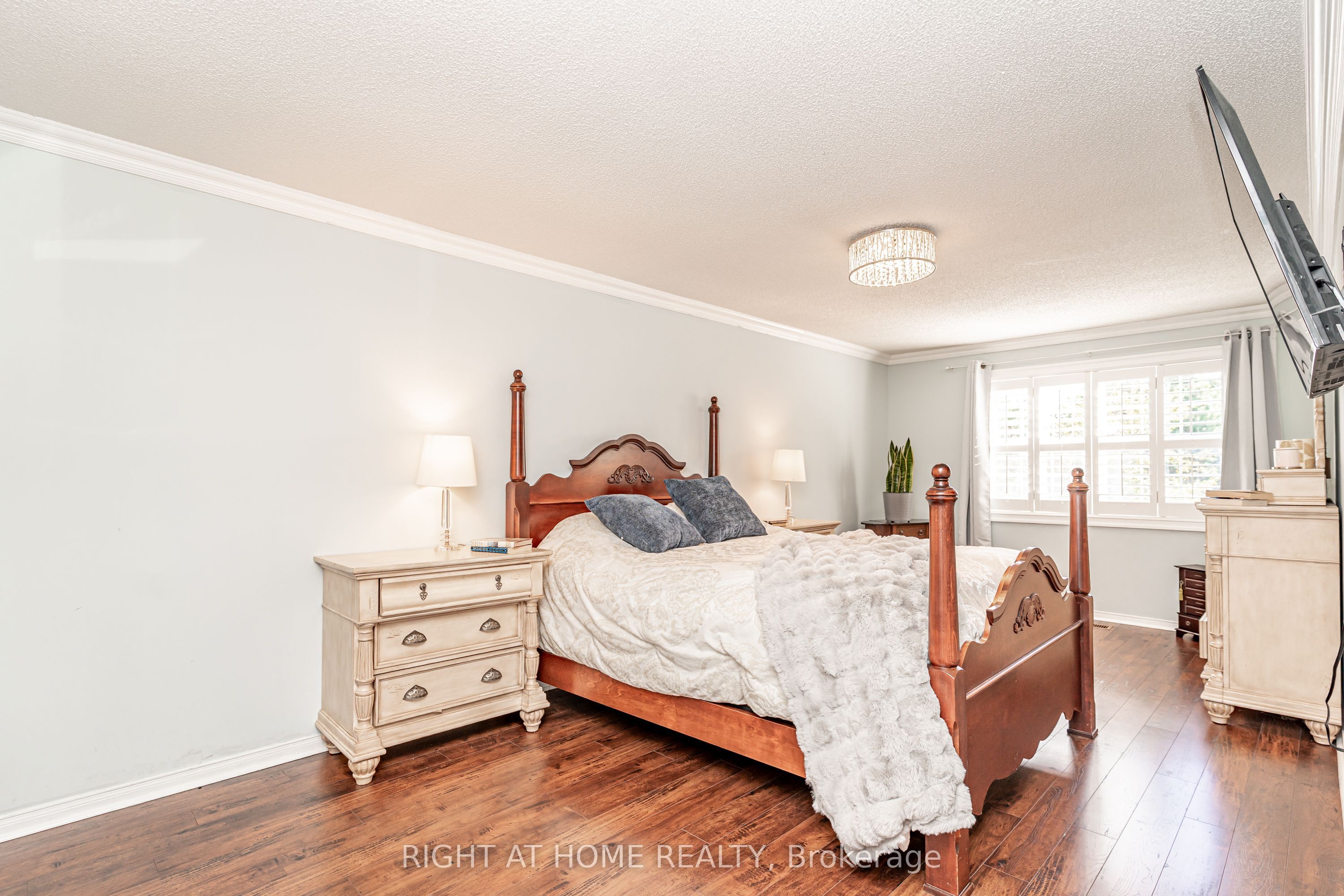 2272 Mowat Avenue 9 Property Photo 17