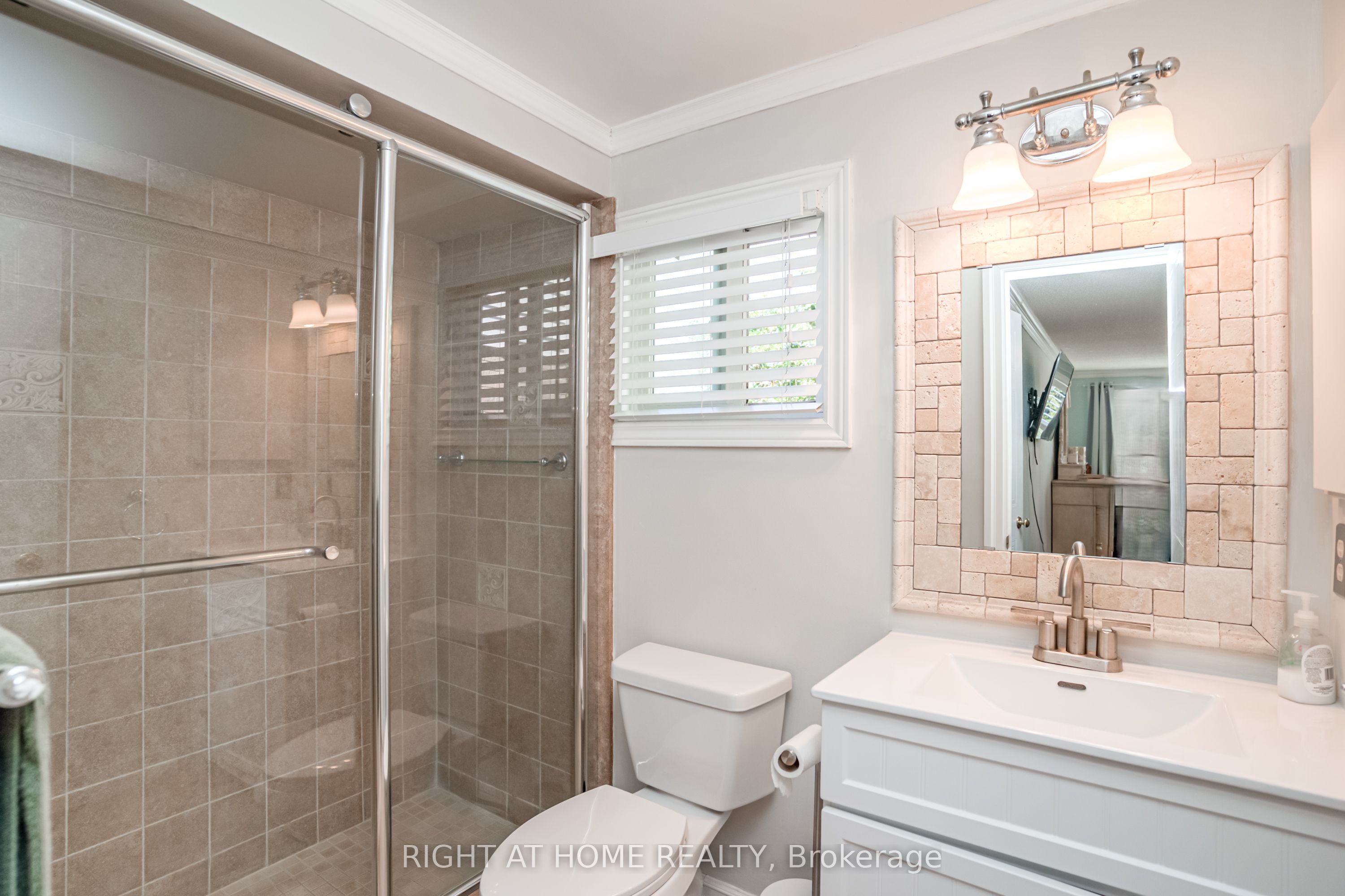 2272 Mowat Avenue 9 Property Photo 18