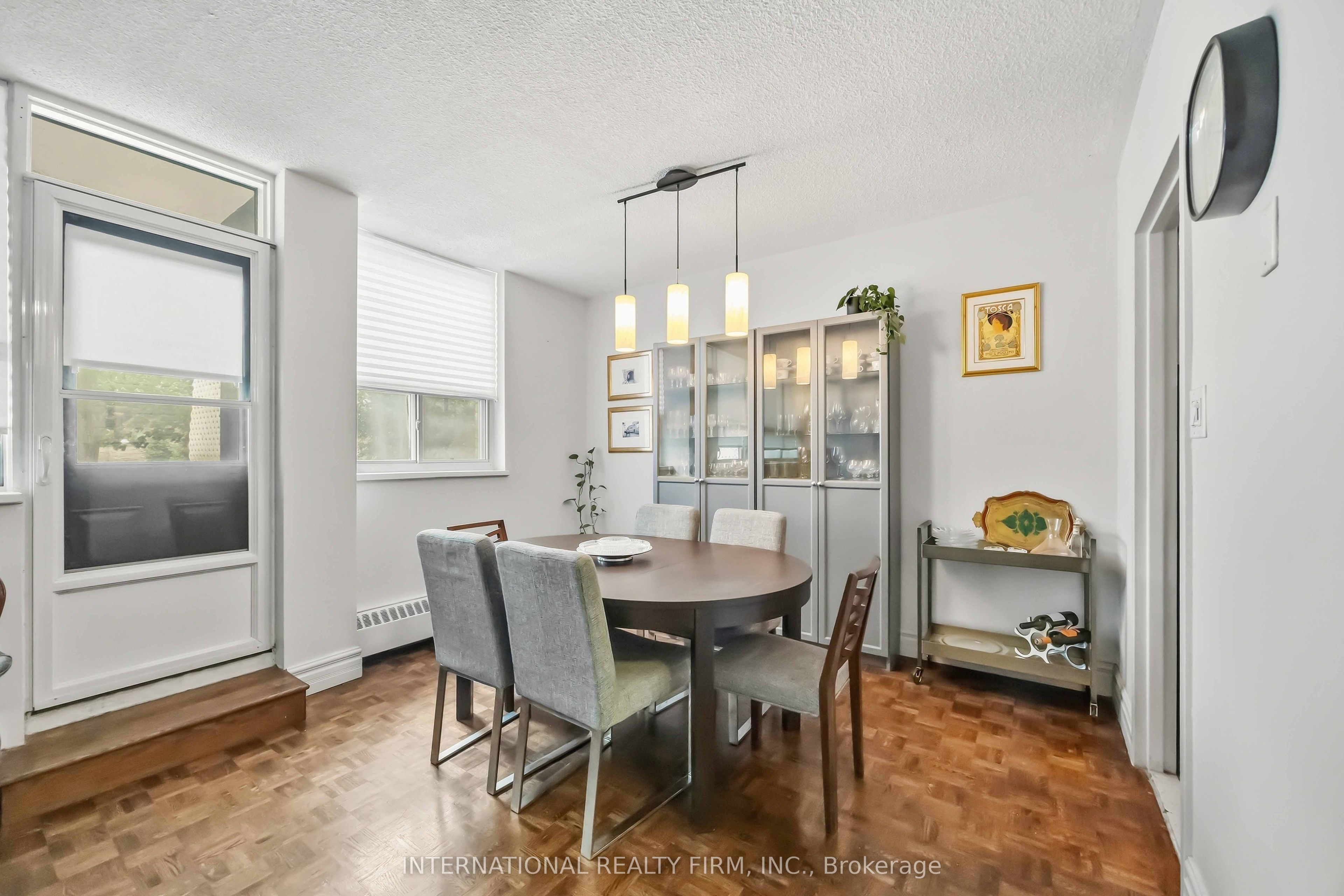 151 La Rose Avenue E 101 Property Photo 4